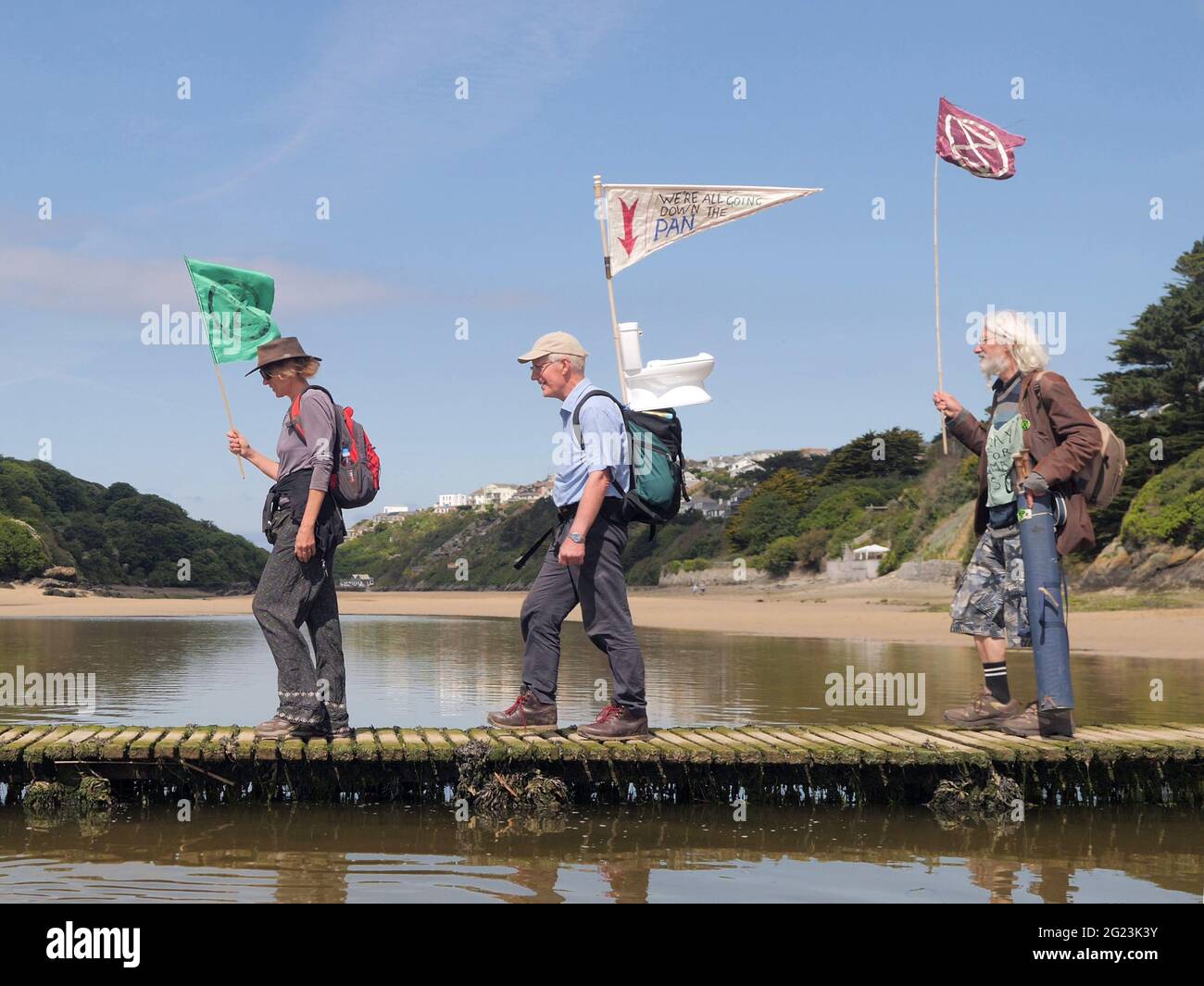 Newquay UK, Gandel River, Christian Climate Action Group avviano un pellegrinaggio di quattro giorni a piedi alla conferenza G7 di Carbis Bay per protestare contro il cambiamento climatico. Partendo da Newquay si attraversa il fiume Gannel verso Crantock. G7 polizia intervenire e consigliare gli escursionisti. Campeggiare lungo la strada seguiranno antichi percorsi di pellegrinaggio cristiano . 8 giugno 2021. Credit: Robert Taylor/Alamy Live News Foto Stock