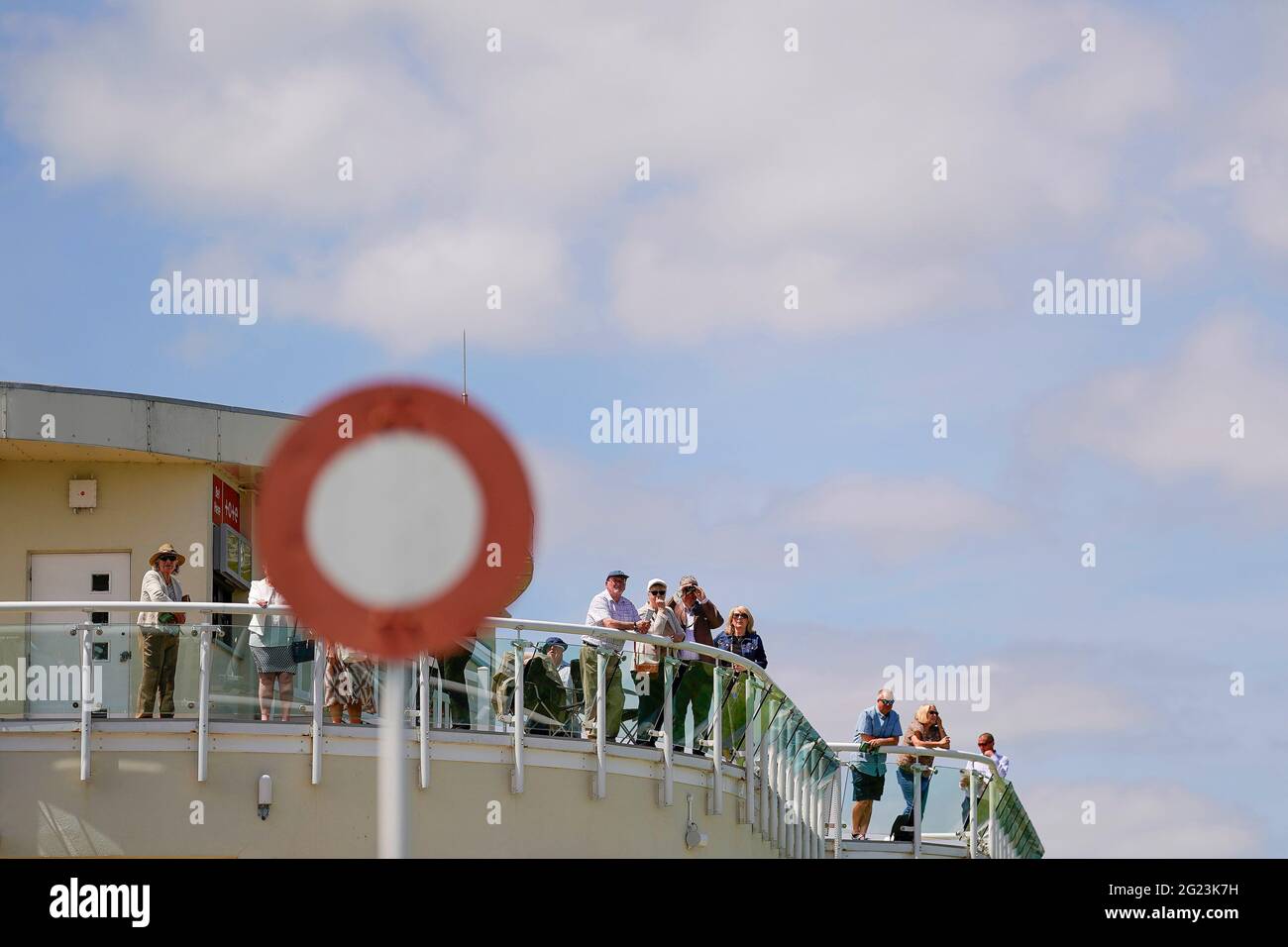 Una vista generale dei corridori all'Ippodromo di Salisbury. Data immagine: Martedì 8 giugno 2021. Foto Stock