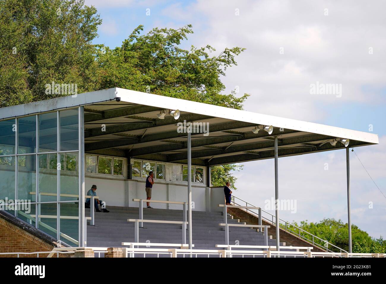Racegoers guarda l'azione dagli stand dell'ippodromo di Salisbury. Data immagine: Martedì 8 giugno 2021. Foto Stock