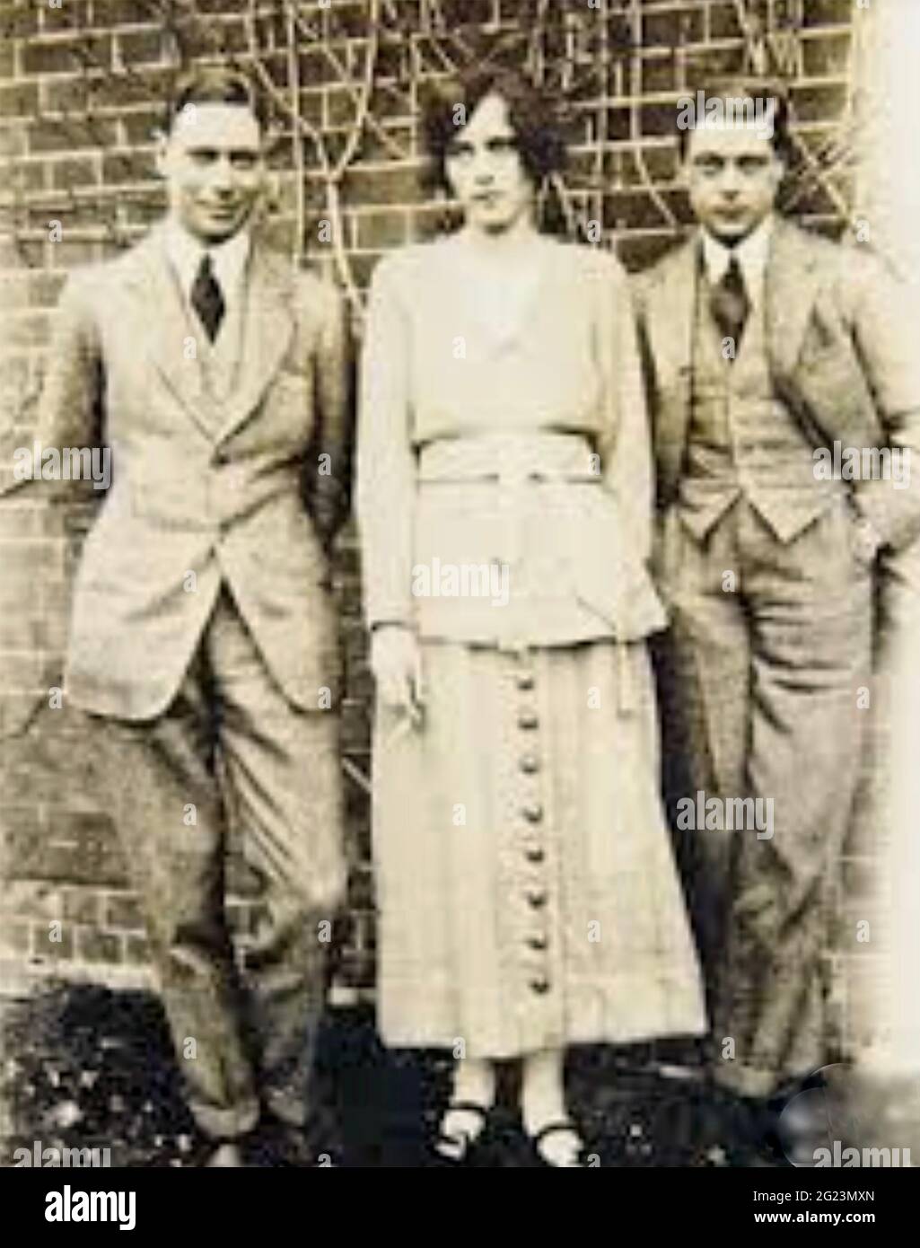 FREDA DUDLEY WARD (1894-1983) amante socialita inglese del Principe di Galles, più tardi Edoardo VIII a destra e il futuro Giorgio VI a sinistra circa 1925 Foto Stock