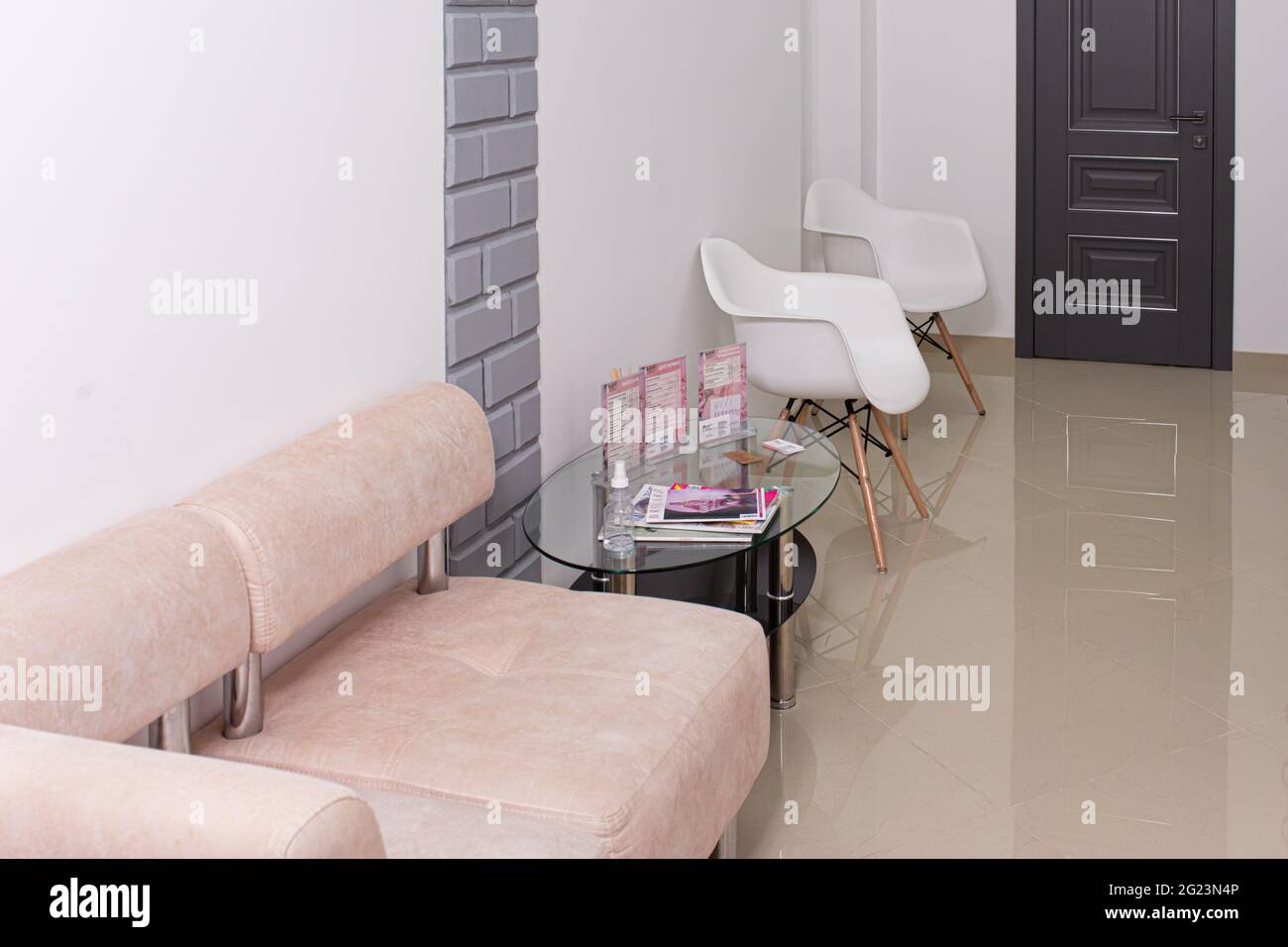 Camera da letto con letto e sedia in una camera Foto Stock