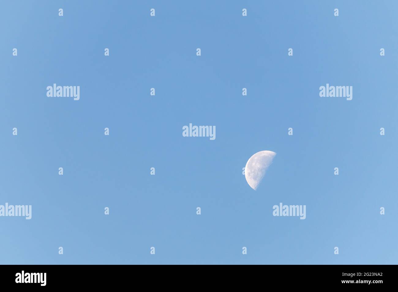 la luna in un cielo blu chiaro Foto Stock