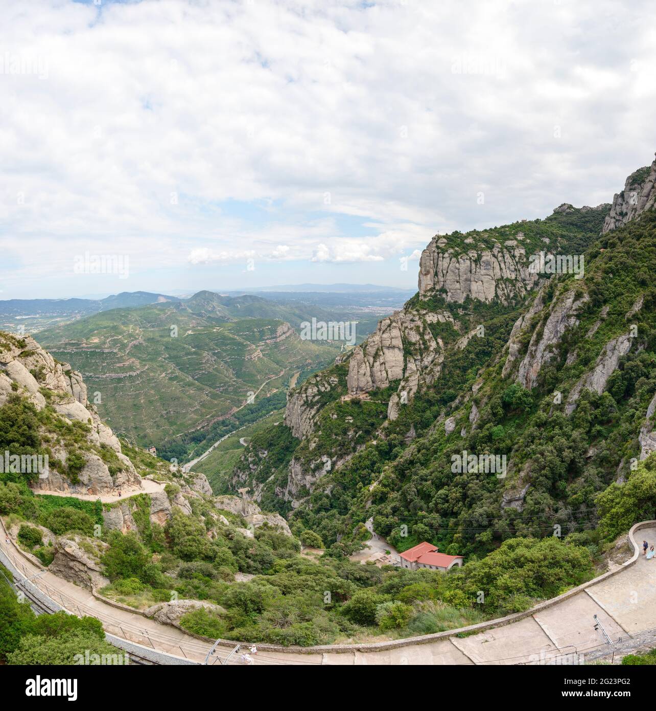 Vista panoramica verso la valle del fiume Llobregat dall'abbazia di Montserrat, Spagna. Foto Stock