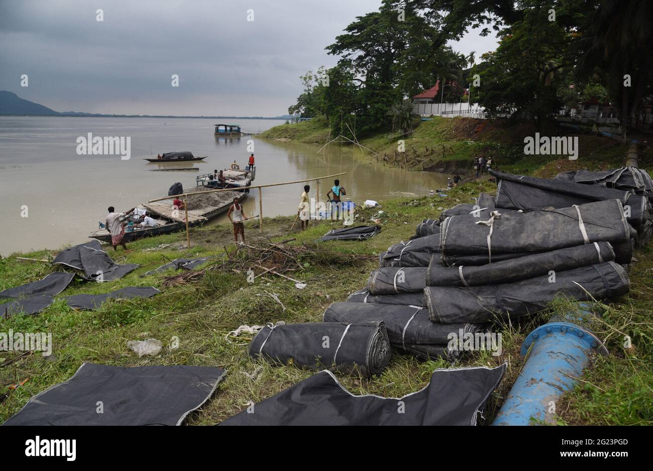 8 giugno 2021, Guwahati, Guwahati, India: Lavoratori mette sacchi di sabbia sulla riva del fiume Brahmaputra per controllare l'erosione del suolo prima della stagione monsone a Guwahati Assam India martedì 8 giugno 2021 (Credit Image: © Dasarath Deka/ZUMA Wire) Foto Stock