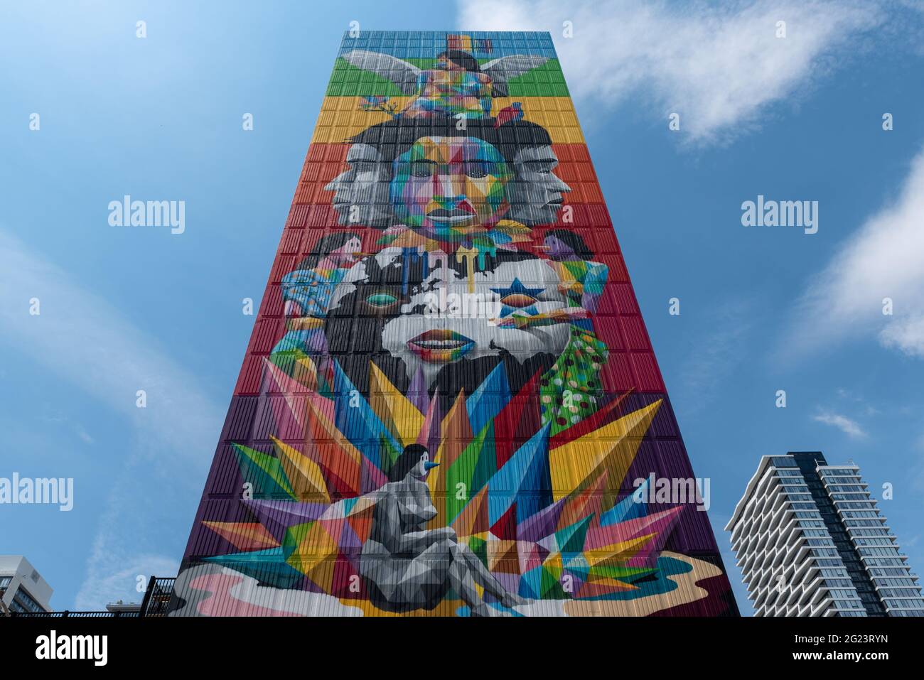 Murale chiamato 'equilibrio' in un edificio situato in Jarvis Street e Carlton Street, Toronto, Canada. Vista ad angolo basso e immagine simmetrica Foto Stock