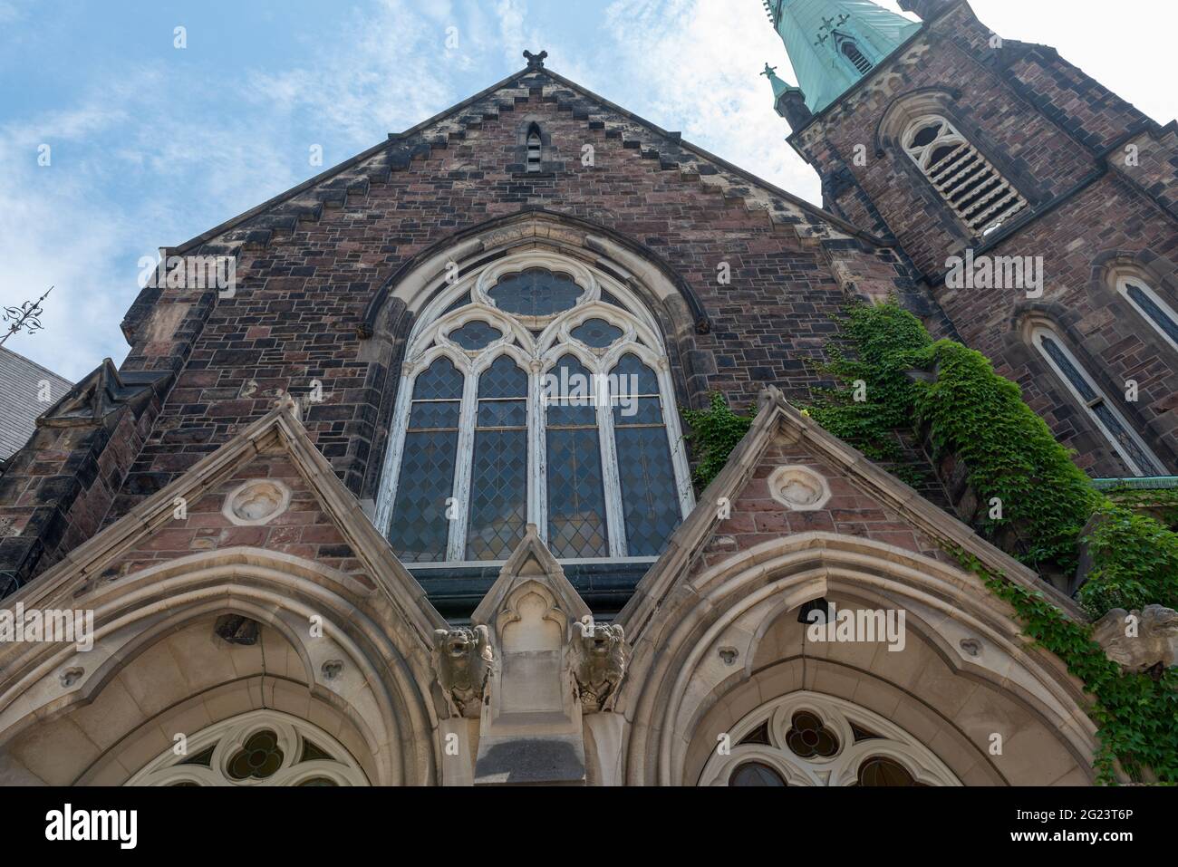 Finestre e archi in stile coloniale della Chiesa Battista di Jarvis Street a Toronto, Canada. L'edificio coloniale e' un punto di riferimento storico della citta' Foto Stock