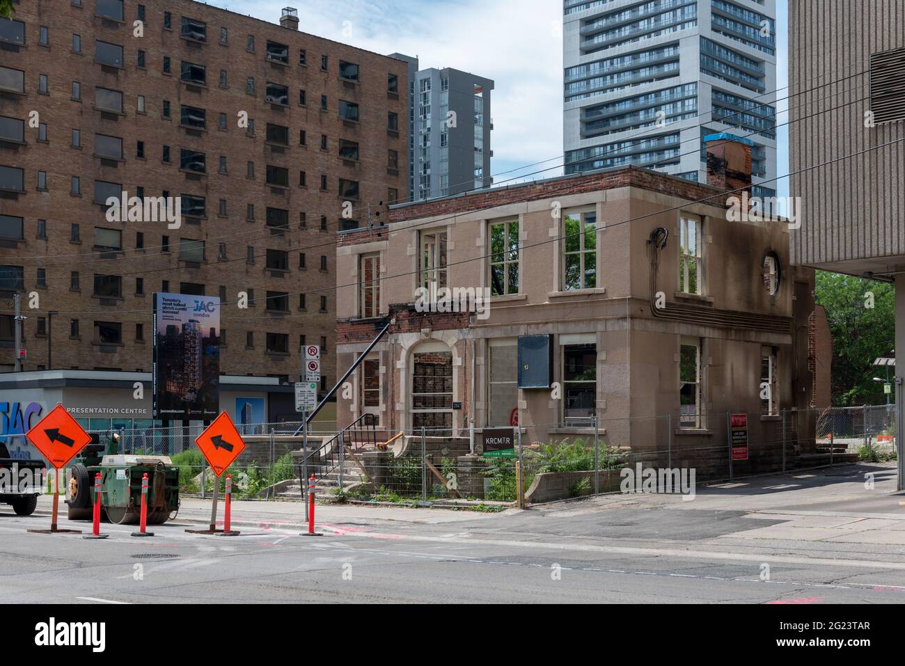 Architettura mista, un vecchio edificio rimane in un luogo dove sarà integrato in un nuovo grattacielo di Jarvis Street, Toronto, Canada Foto Stock