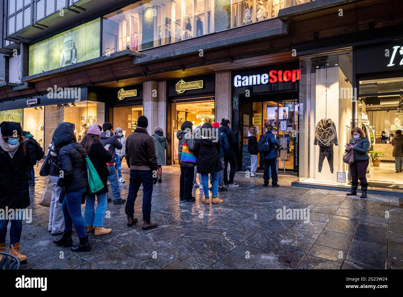 Milano - servizio di negozi chiusi e aperti. Corso Buenos Aires. Un negozio aperto (Milano - 2020-12-29, Marco Passaro) p.s. la foto e' utilizzabile nel rispetto Foto Stock