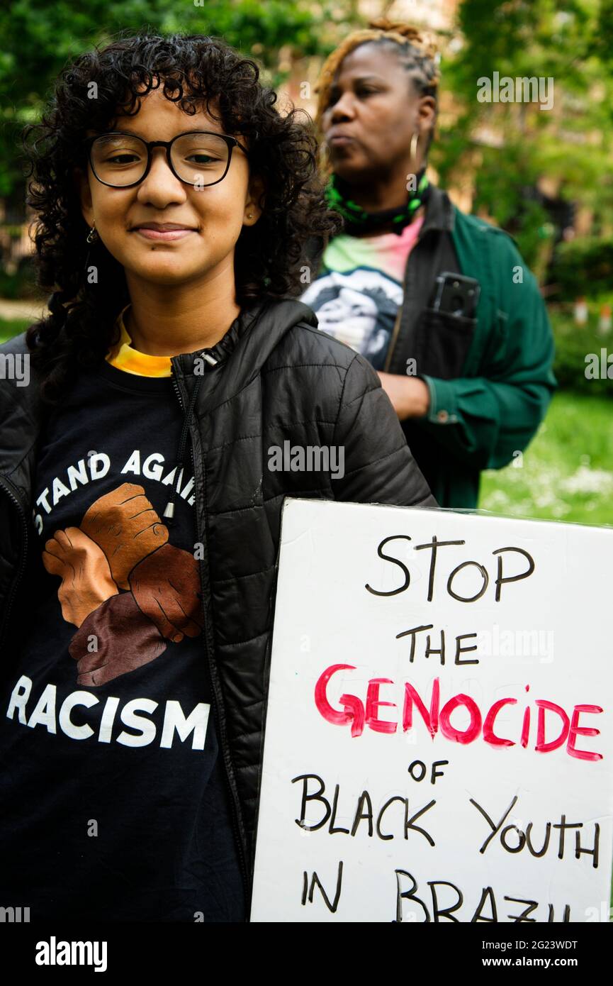 Piazza Russell 29 maggio 2021 uccidere la dimostrazione di Bill. Un giovane protestante brasiliano ha un segno che dice 'Stop il genocidio della Gioventù Nera in Brasile' Foto Stock