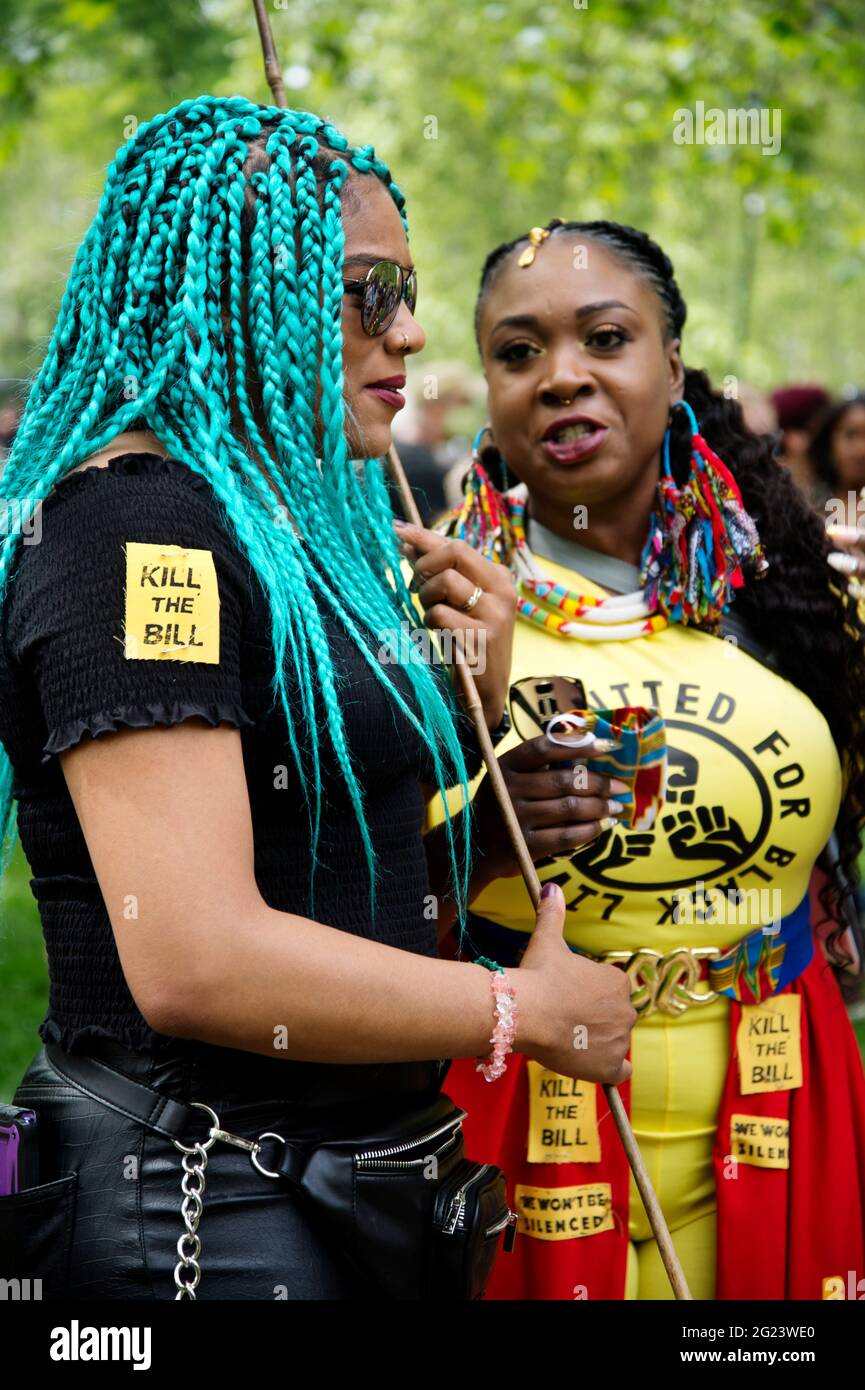 Piazza Russell 29 maggio 2021 uccidere la dimostrazione di Bill. Due donne nere forti con un segno che dice 'Kill the Bill'. Foto Stock