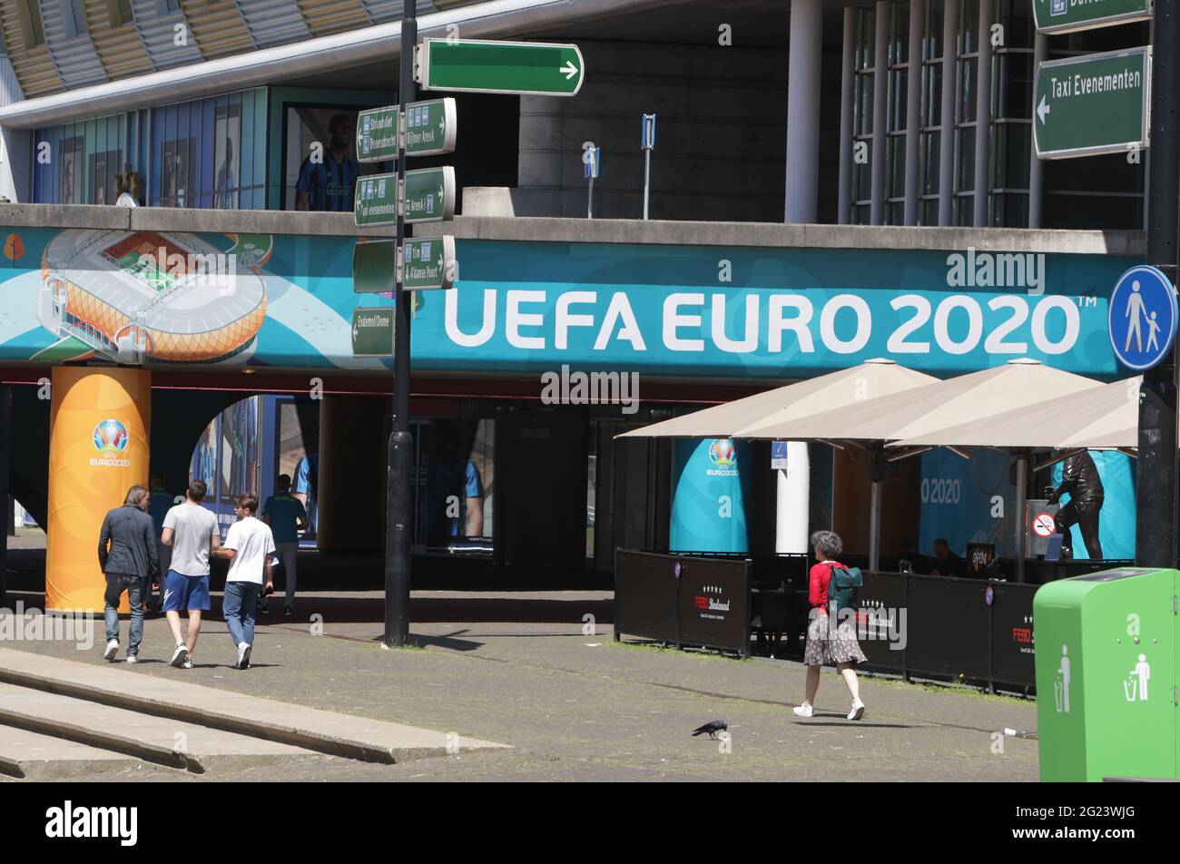 Amsterdam, Paesi Bassi. 07 giugno 2021. Una foto mostra i membri del pubblico passeggiate passato da Johan Cruijff Arena stadio uno degli undici luoghi per UEFA Euro Football 2020-2021 il 6 giugno 2021 ad Amsterdam, Paesi Bassi. Il Campionato di calcio UEFA EURO 2020 è stato rinviato di un anno a causa della pandemia in corso del coronavirus COVID-19. Per la prima volta nel Campionato europeo di Calcio UEFA le partite si disputeranno in diverse città ospitanti in tutta Europa tra il 11 giugno e il 11 luglio 2021. (Foto di Paulo Amorim/Sipa USA) Credit: Sipa USA/Alamy Live News Foto Stock