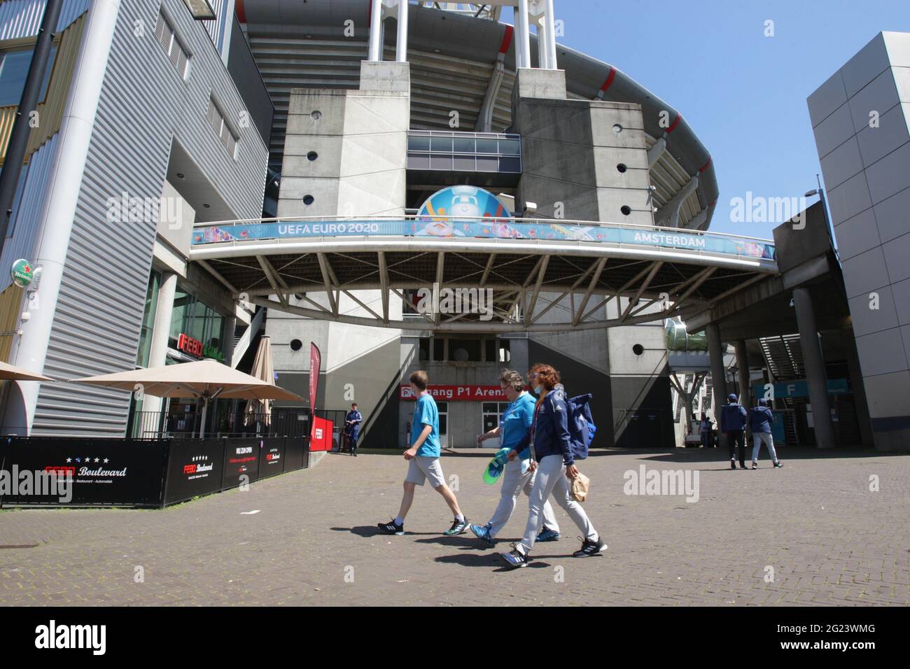 Amsterdam, Paesi Bassi. 07 giugno 2021. Una foto mostra i membri del pubblico passeggiate passato da Johan Cruijff Arena stadio uno degli undici luoghi per UEFA Euro Football 2020-2021 il 6 giugno 2021 ad Amsterdam, Paesi Bassi. Il Campionato di calcio UEFA EURO 2020 è stato rinviato di un anno a causa della pandemia in corso del coronavirus COVID-19. Per la prima volta nel Campionato europeo di Calcio UEFA le partite si disputeranno in diverse città ospitanti in tutta Europa tra il 11 giugno e il 11 luglio 2021. (Foto di Paulo Amorim/Sipa USA) Credit: Sipa USA/Alamy Live News Foto Stock