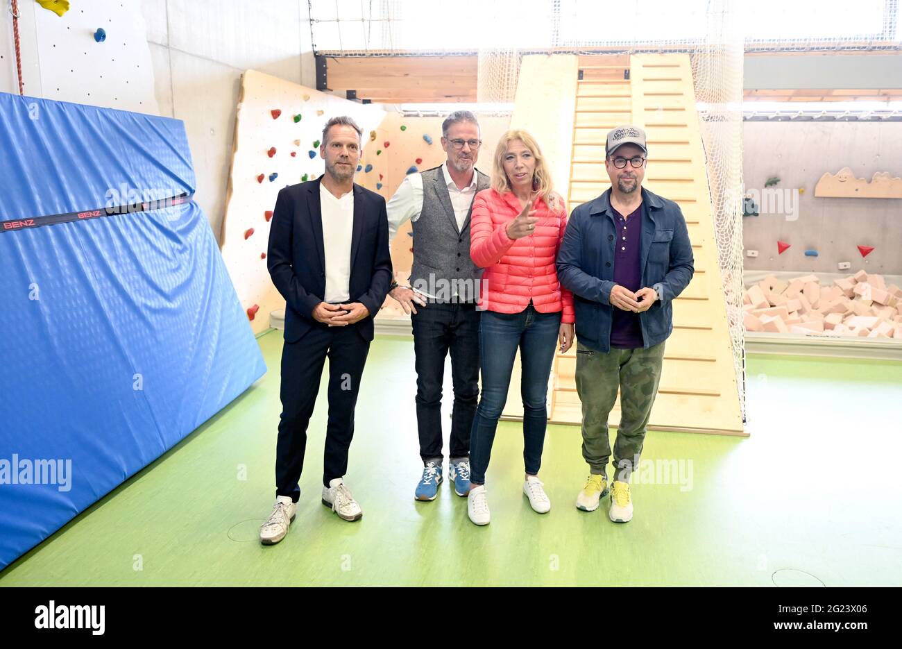 08 giugno 2021, Baden-Wuerttemberg, Tübingen: Ansgar Thiel (l, Direttore dell'Istituto di Scienze sportive dell'Università di Tübingen), presentatore Michael Antwerpes (2 da sinistra), dottore Tübingen Lisa Federle e attore Jan Josef Liefers si trovano in una sala sportiva durante una conferenza stampa sull'iniziativa di BewegtEuch. L'iniziativa mira a far giocare ai tifosi i bambini delle famiglie socialmente svantaggiate per il loro sport preferito. Inoltre, verrà lanciato il progetto modello BewegtEuch - Safe Sport approvato dal governo statale. Il progetto mira a consentire lo sport di gruppo per i bambini Foto Stock