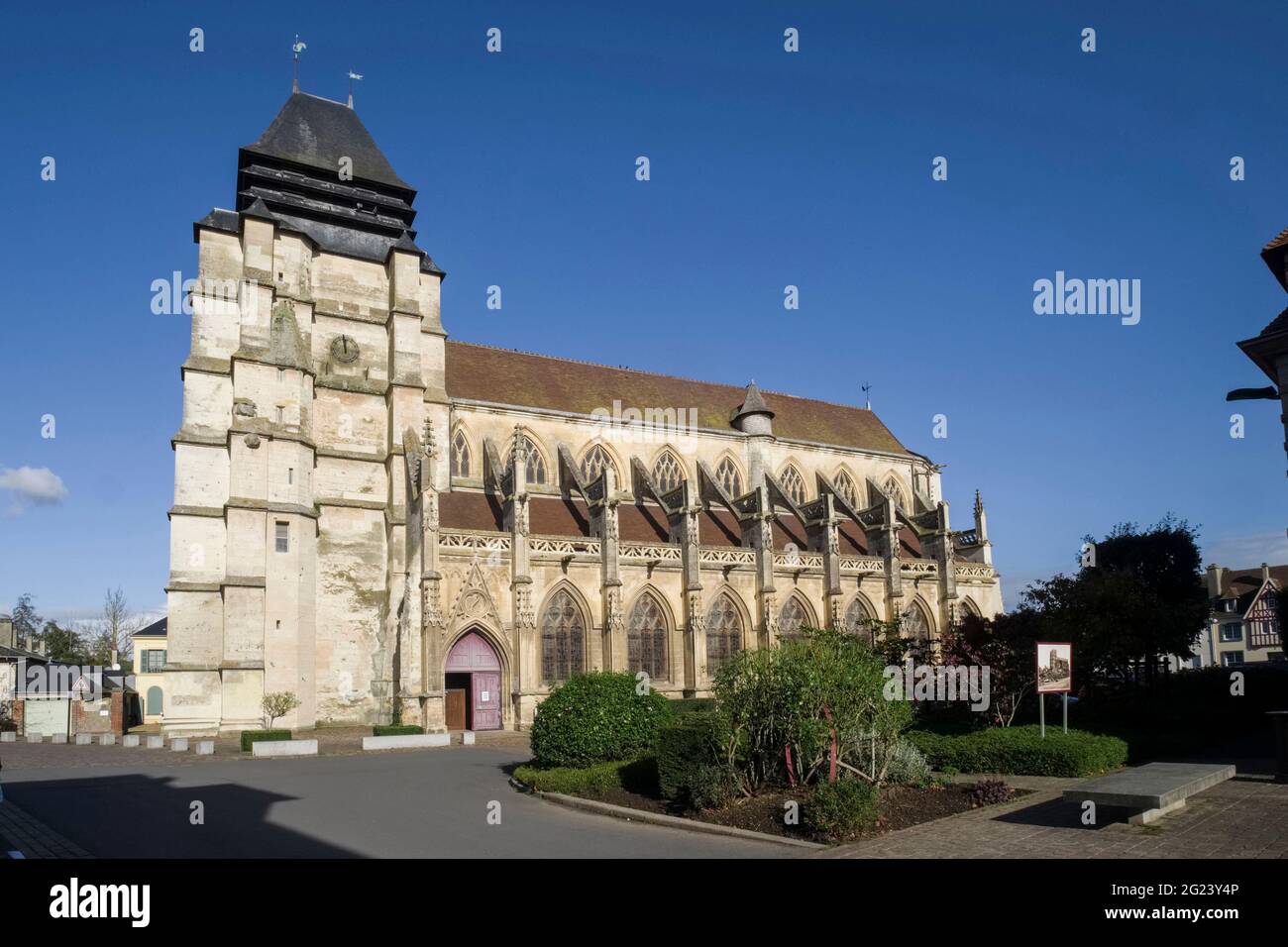 Pont l'Eveque (Normandia, Francia nord-occidentale): Chiesa di San Michele ("eglise Saint Michel"), edificio registrato come monumento storico nazionale (Fre Foto Stock