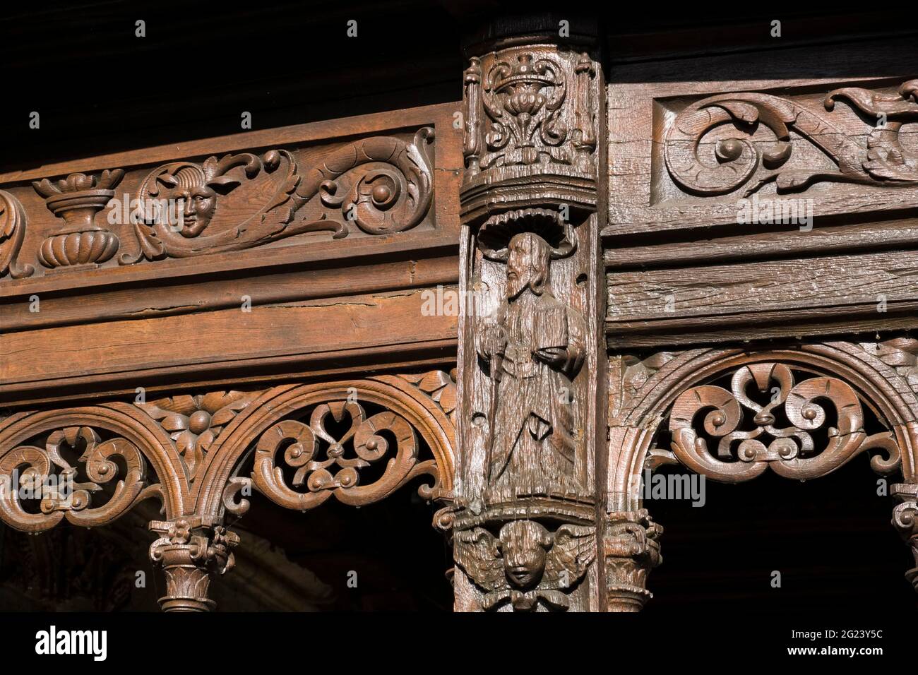 Ry (Francia settentrionale): Chiesa di Saint Sulpice. Portico in legno registrato come monumento storico nazionale ("Monument historique" francese) Foto Stock