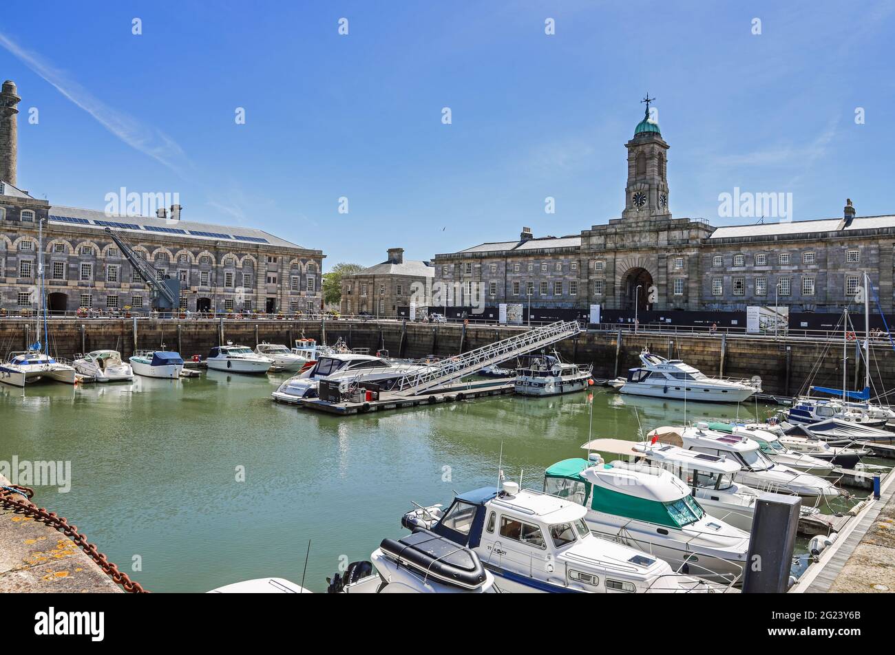 Gli edifici di Melville e Mills Bakery presso il Royal William Yard a Stonehouse Plymouth. L'ex cantiere MOD Vitualling è stato sviluppato da Urban Splash. Foto Stock