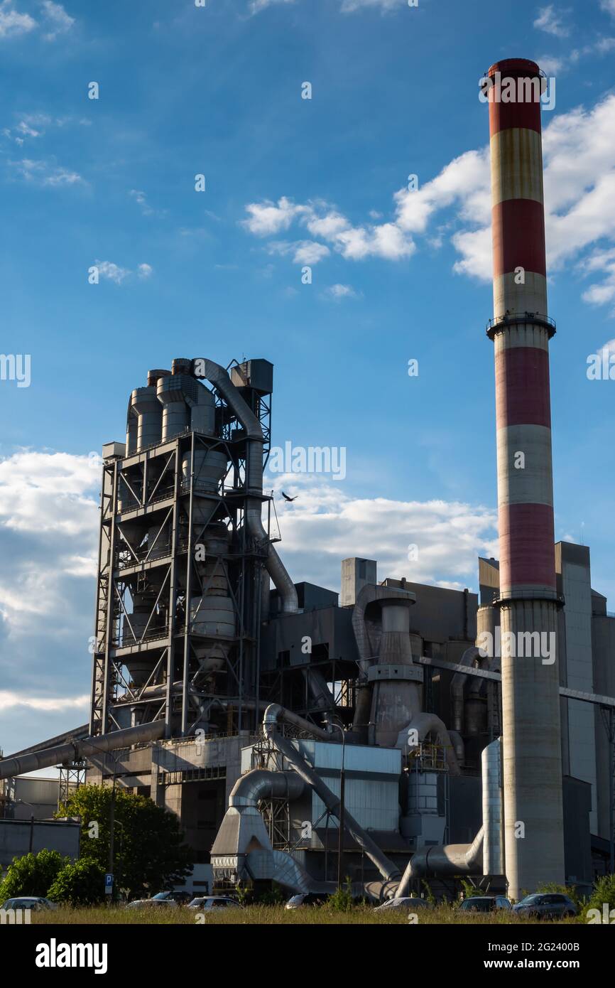 Cemento pianta sullo sfondo del cielo blu. Impianti industriali ben visibili. Condizioni di illuminazione perfette e naturali Foto Stock