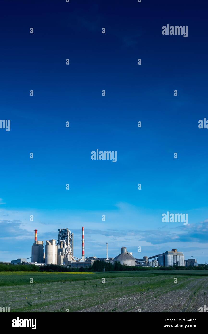 Cemento pianta sullo sfondo del cielo blu. Impianti industriali ben visibili. Condizioni di illuminazione perfette e naturali Foto Stock