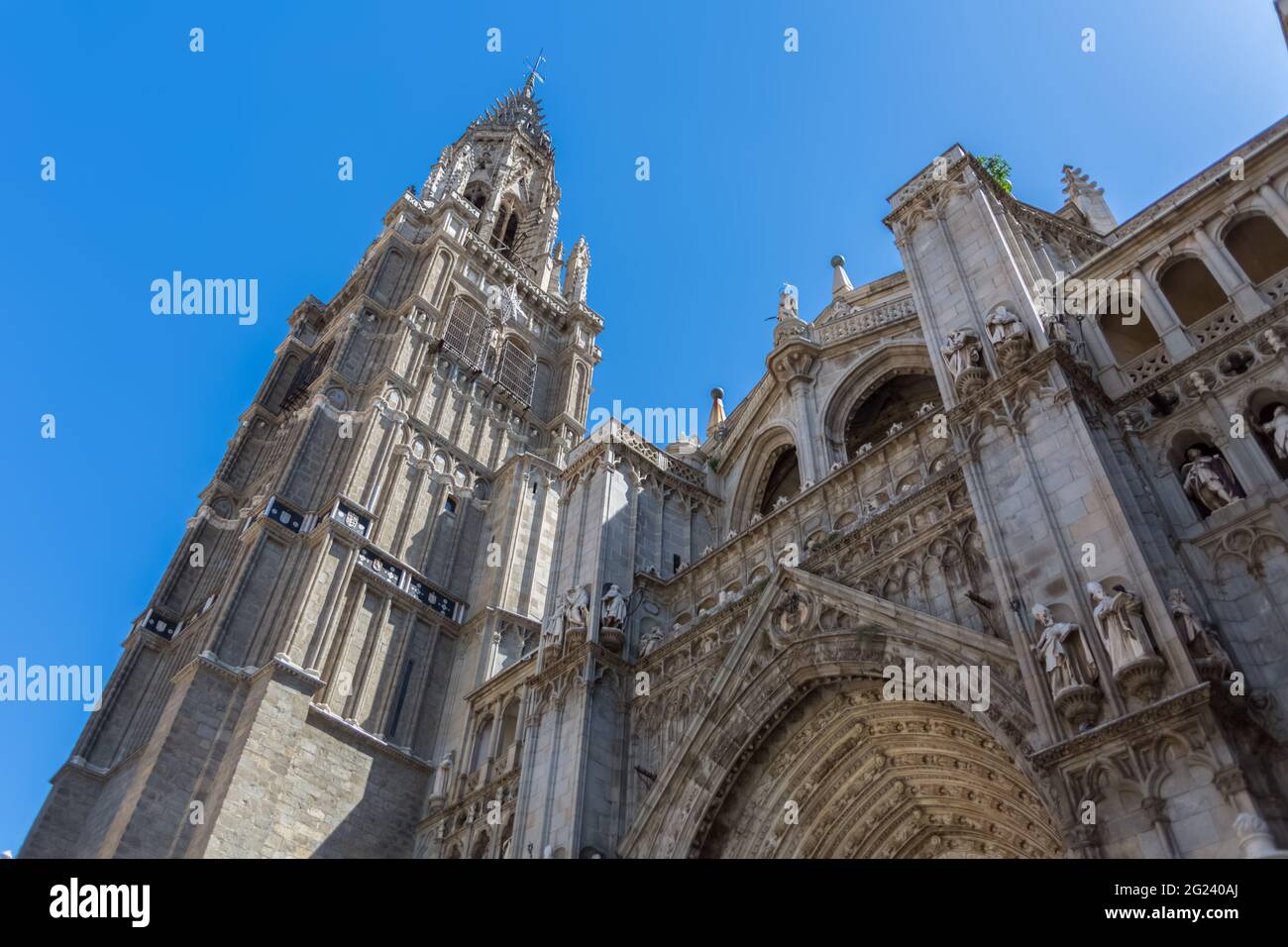 Toledo / Spagna - 05 12 2021: Vista dettagliata al monumento gotico edificio Primate Cattedrale di Santa Maria di Toledo, ornamenti e torre come backgroun Foto Stock