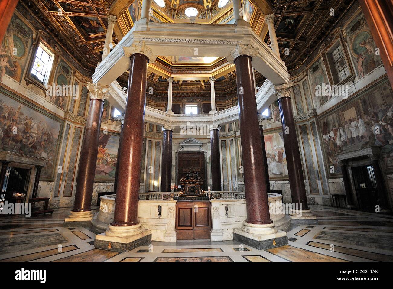 Battistero san giovanni laterano immagini e fotografie stock ad alta ...