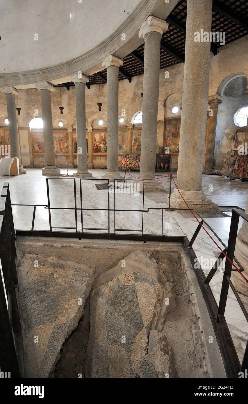 Italia, Roma, Celio, chiesa di Santo Stefano Rotondo, pavimento a mosaico paleocristiano Foto Stock