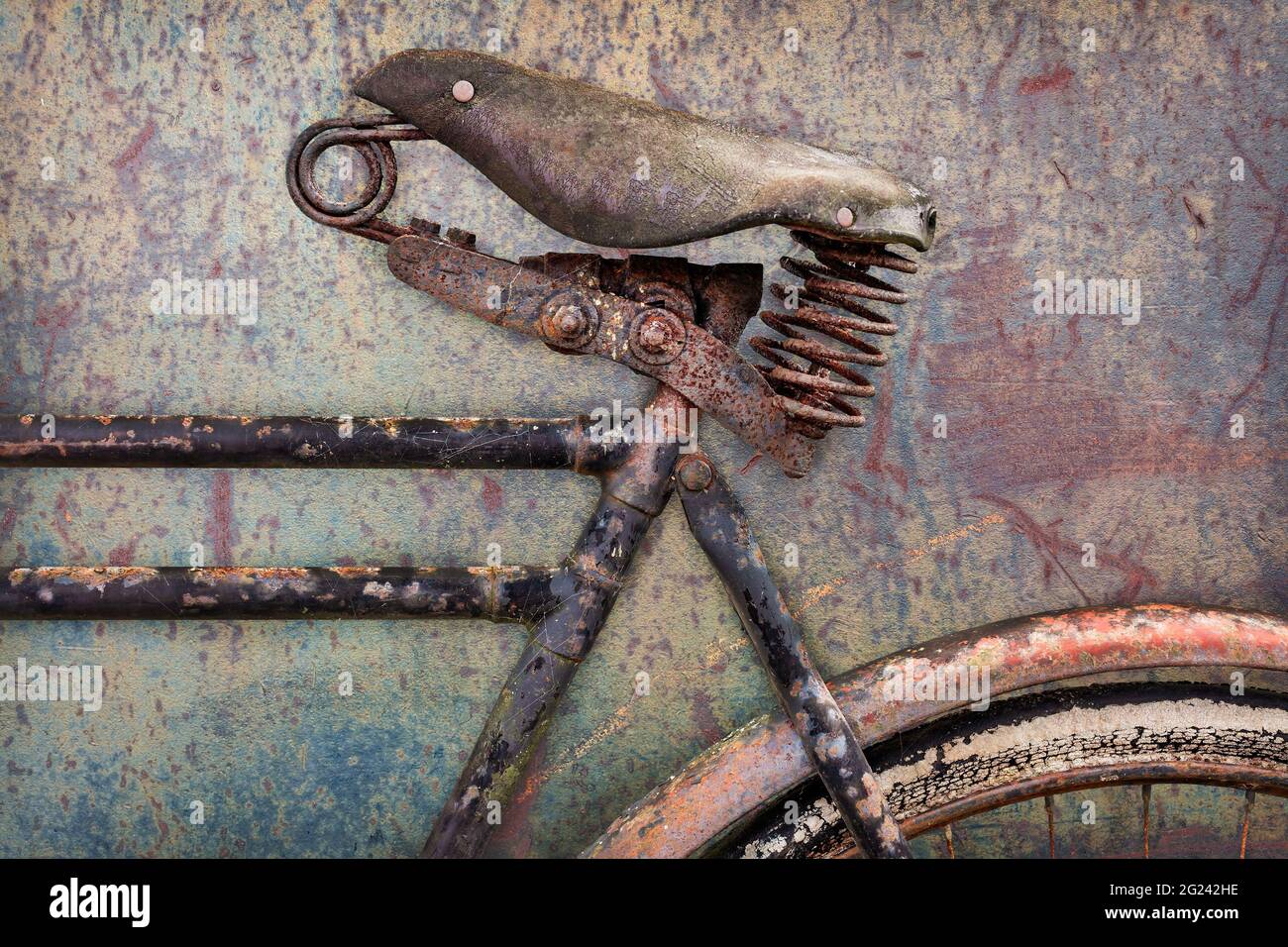 Immagine in stile retrò di un'antica bicicletta arrugginita con sedile in pelle Foto Stock