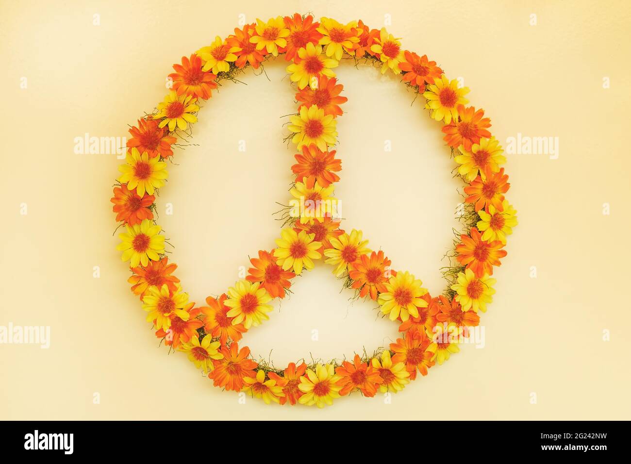 Immagine in stile retrò di un fiore anni '70 potere segno di pace fatto di fiori Foto Stock