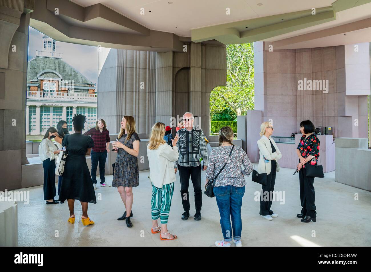 Londra, Regno Unito. 8 Jun 2021. Hans Ulrich Obrist, direttore artistico e team - il Padiglione serpentino 2021, il 20° Padiglione serpentino, progettato da Practice Counterspace di Johannesburg, diretto da Sumayya Vally, apre il 11 giugno 2021. Onorario TIME100 Next List, Vally è il più giovane architetto ad essere commissionato per questo programma di architettura di fama internazionale. Credit: Guy Bell/Alamy Live News Foto Stock