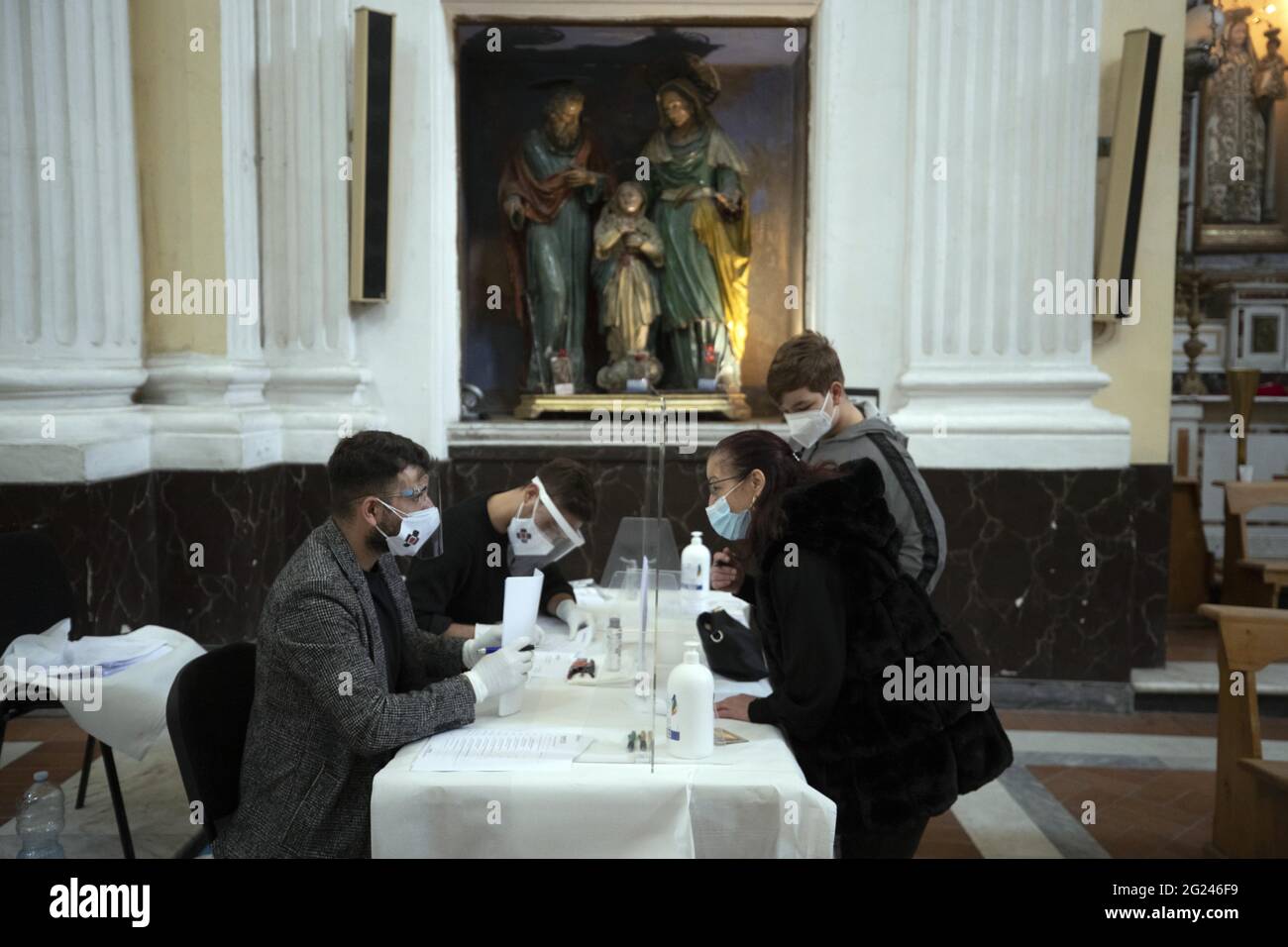 Napoli Covid il cuscinetto di solidarietà (tampone sospeso) per i meno bendisi del quartiere nella Basilica di San Severo al Rione Sanità ( Foto Stock