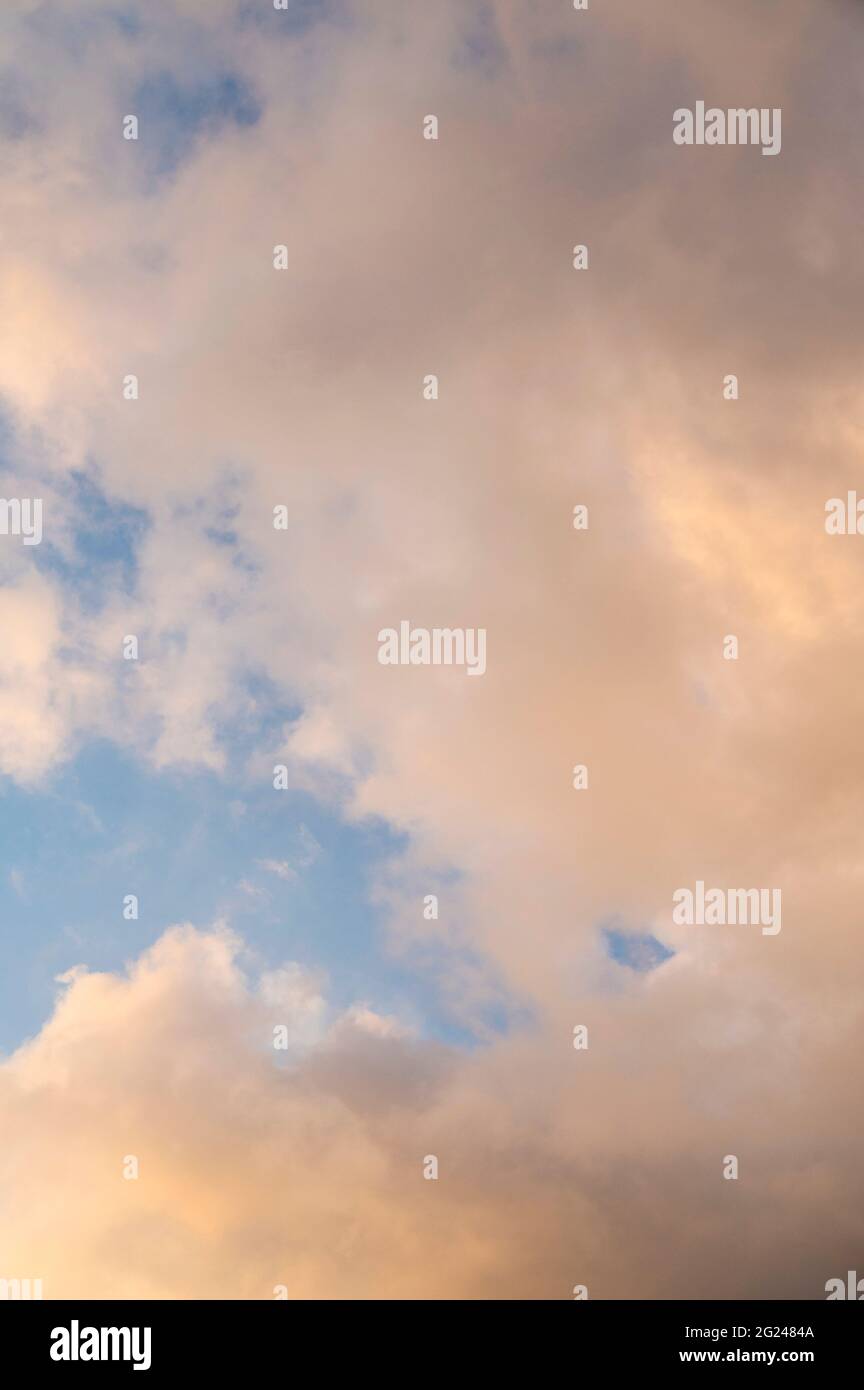 Nuvole bianche sul cielo blu Foto Stock