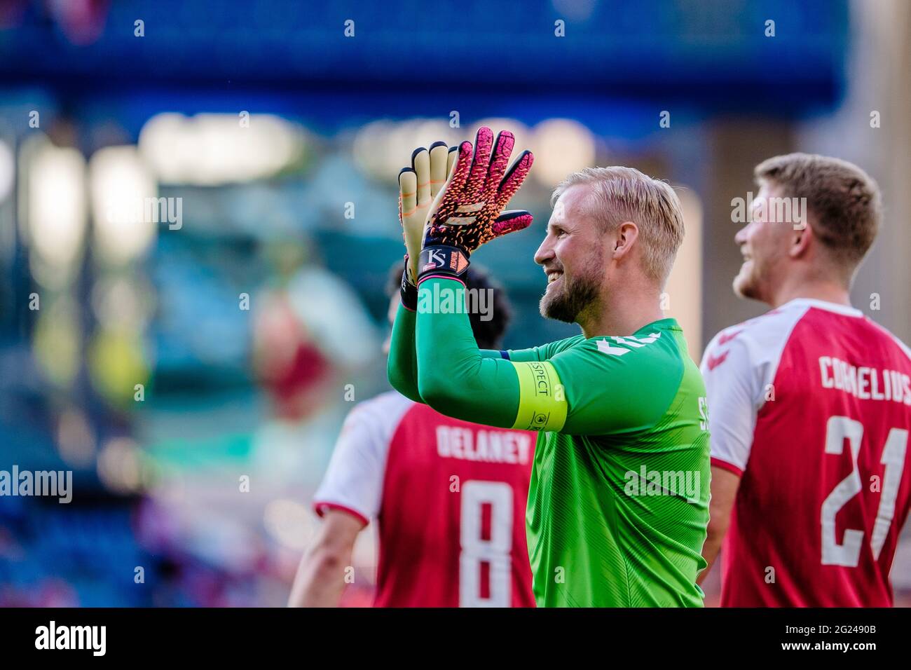 Brondby, Danimarca. 06 giugno 2021. Il portiere danese Kasper Schmeichel ringrazia i tifosi dopo il calcio amichevole tra la Danimarca e la Bosnia-Erzegovina allo stadio Brøndby. (Foto: Gonzales Photo - Robert Hendel). Foto Stock