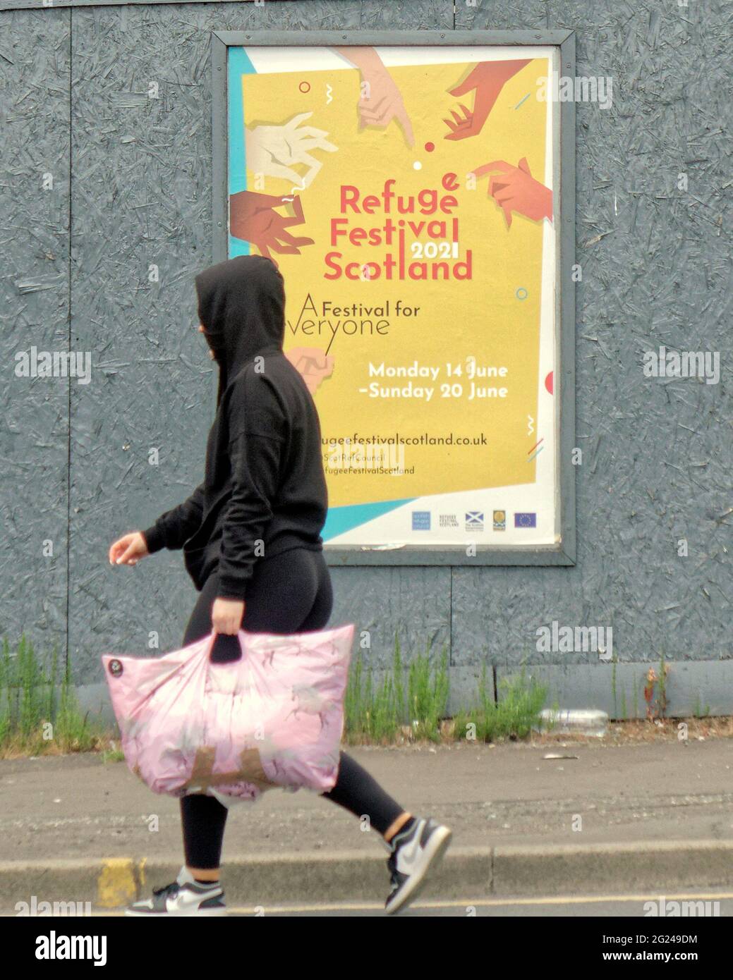 Glasgow, Scozia, Regno Unito, 8 giugno 2021. Il blocco di livello 2 ha visto un ritorno più normale alla vita in città. Un segno dei tempi con un festival dei rifugiati in città. Credit: Gerard Ferry/Alamy Live News Foto Stock