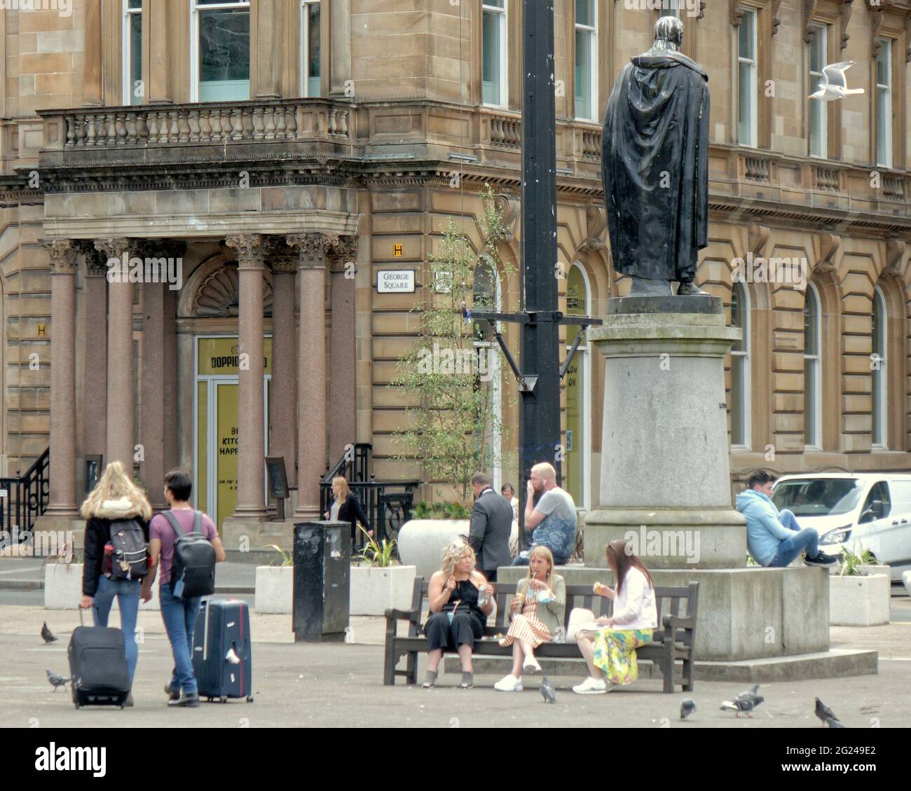 Glasgow, Scozia, Regno Unito, 8 giugno 2021. Il blocco di livello 2 ha visto un ritorno più normale alla vita in città. Credito: George Square ha visto un ritorno ai tempi più affollati con più locali e turisti. Gerard Ferry/Alamy Live News Foto Stock