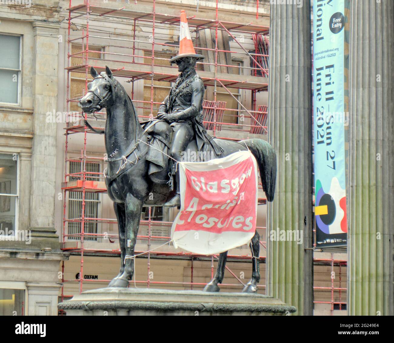 Glasgow, Scozia, Regno Unito, 8 giugno 2021. Il blocco di livello 2 ha visto un ritorno più normale alla vita in città. La statua dell'uomo a testa conica ha visto l'ultimo primato contro i luoghi del consiglio e le chiusure delle biblioteche. Credit: Gerard Ferry/Alamy Live News Foto Stock