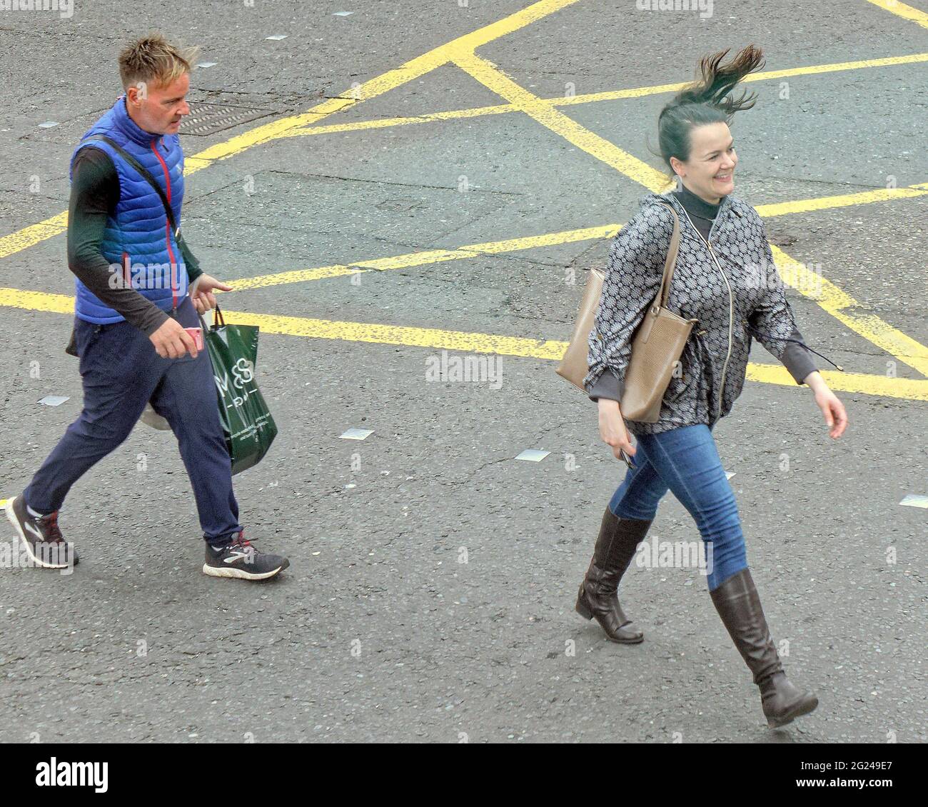 Glasgow, Scozia, Regno Unito, 8 giugno 2021. Il blocco di livello 2 ha visto un ritorno più normale alla vita in città. La gente è vibrante e felice. Credit: Gerard Ferry/Alamy Live News Foto Stock