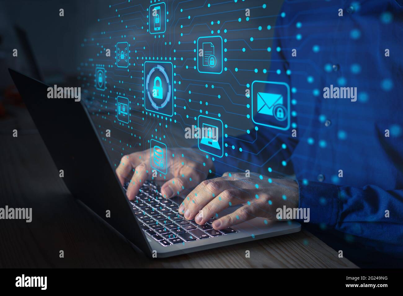 Tecnico IT per la sicurezza informatica che lavora per proteggere la rete dagli attacchi informatici da parte degli hacker su Internet. Accesso sicuro per la privacy online e la d Foto Stock