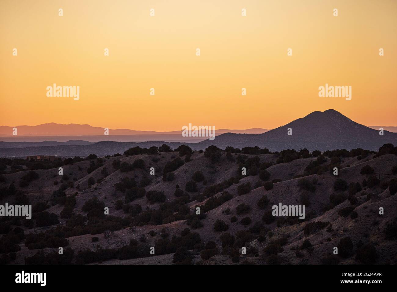 TRAMONTO SUI CERRILLOS, DALLA RISERVA DEL BACINO DI GALISTEO, LAMY, NM, USA Foto Stock