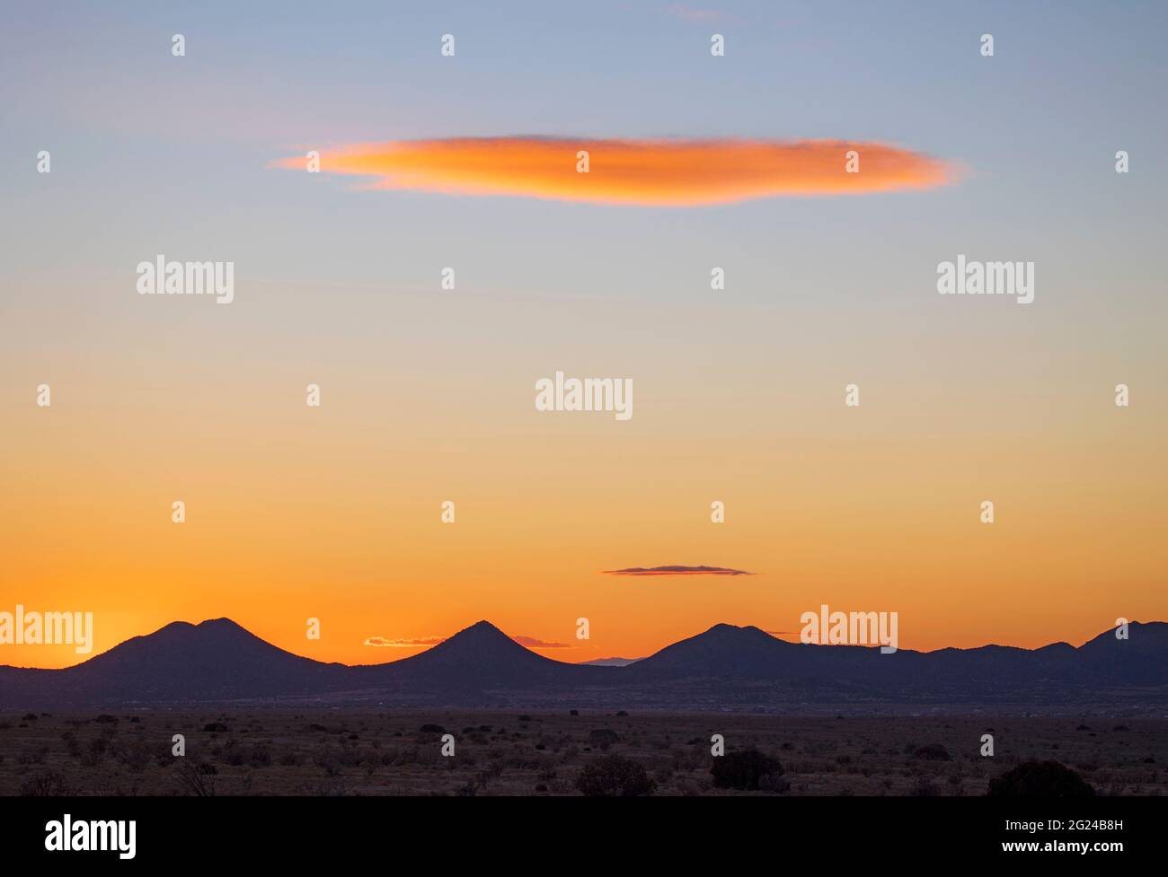 NUBE LENTICOLARE SULLE COLLINE DI CERRILLOS, EL DORADO, NUOVO MESSICO, STATI UNITI Foto Stock