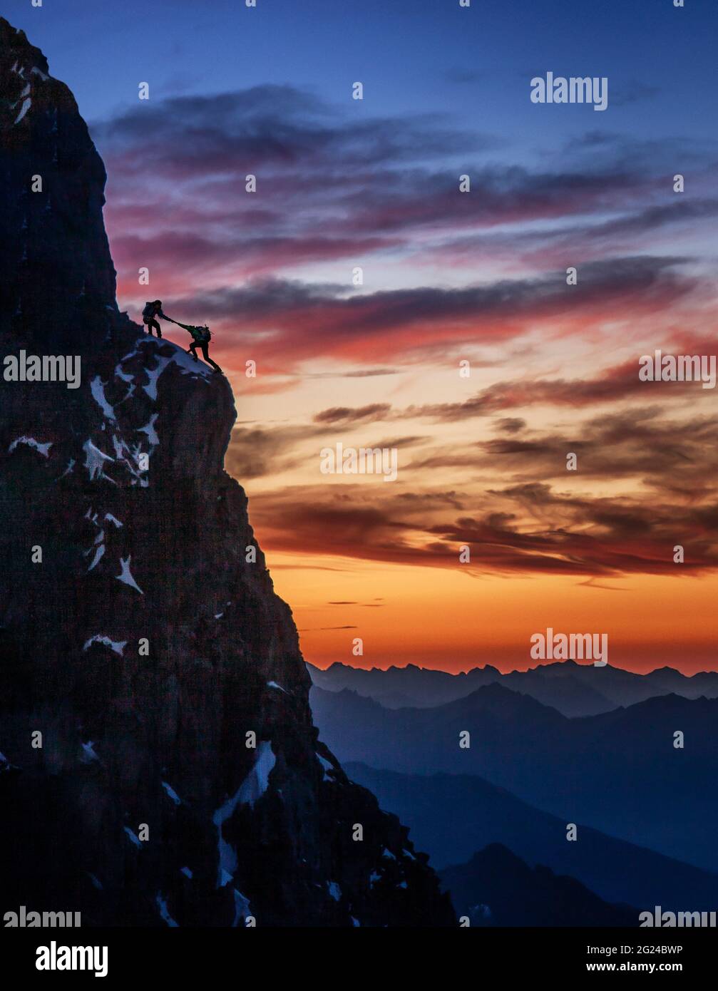 Francia, alta Savoia, Chamonix, silhouette di scalatori sul bordo roccioso del Monte Bianco al tramonto Foto Stock