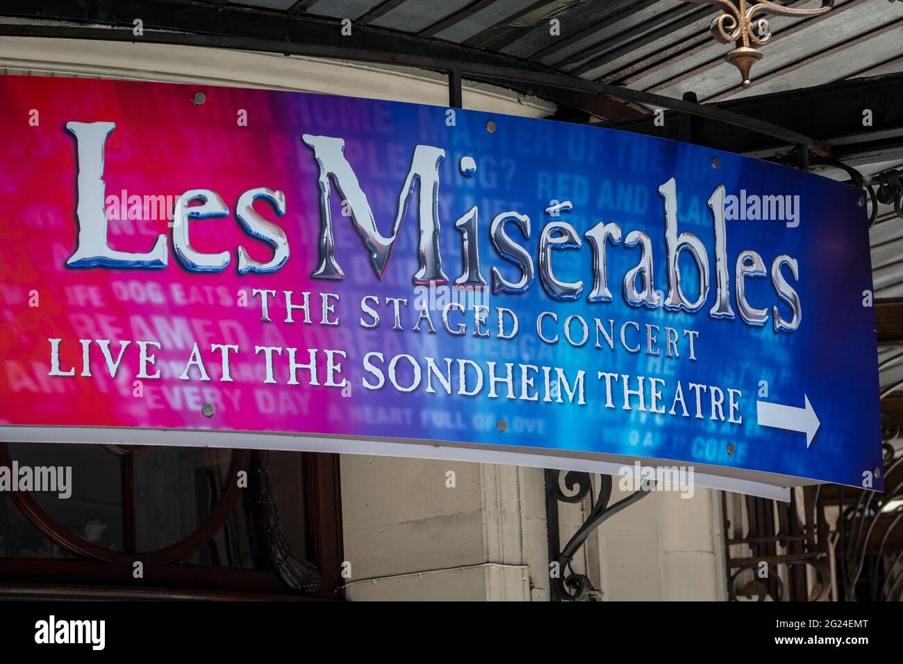 Londra, Regno Unito. 8 giugno 2021. Un cartello per Les Miserables al teatro Sondheim su Shaftesbury Avenue. Mentre i teatri del West End sono aperti, possono funzionare solo al 50% della capacità di pubblico in base alle attuali restrizioni. Continuano le preoccupazioni circa l'impatto della cosiddetta variante indiana sul completo allentamento delle restrizioni di blocco il 21 giugno. Credit: Stephen Chung / Alamy Live News Foto Stock