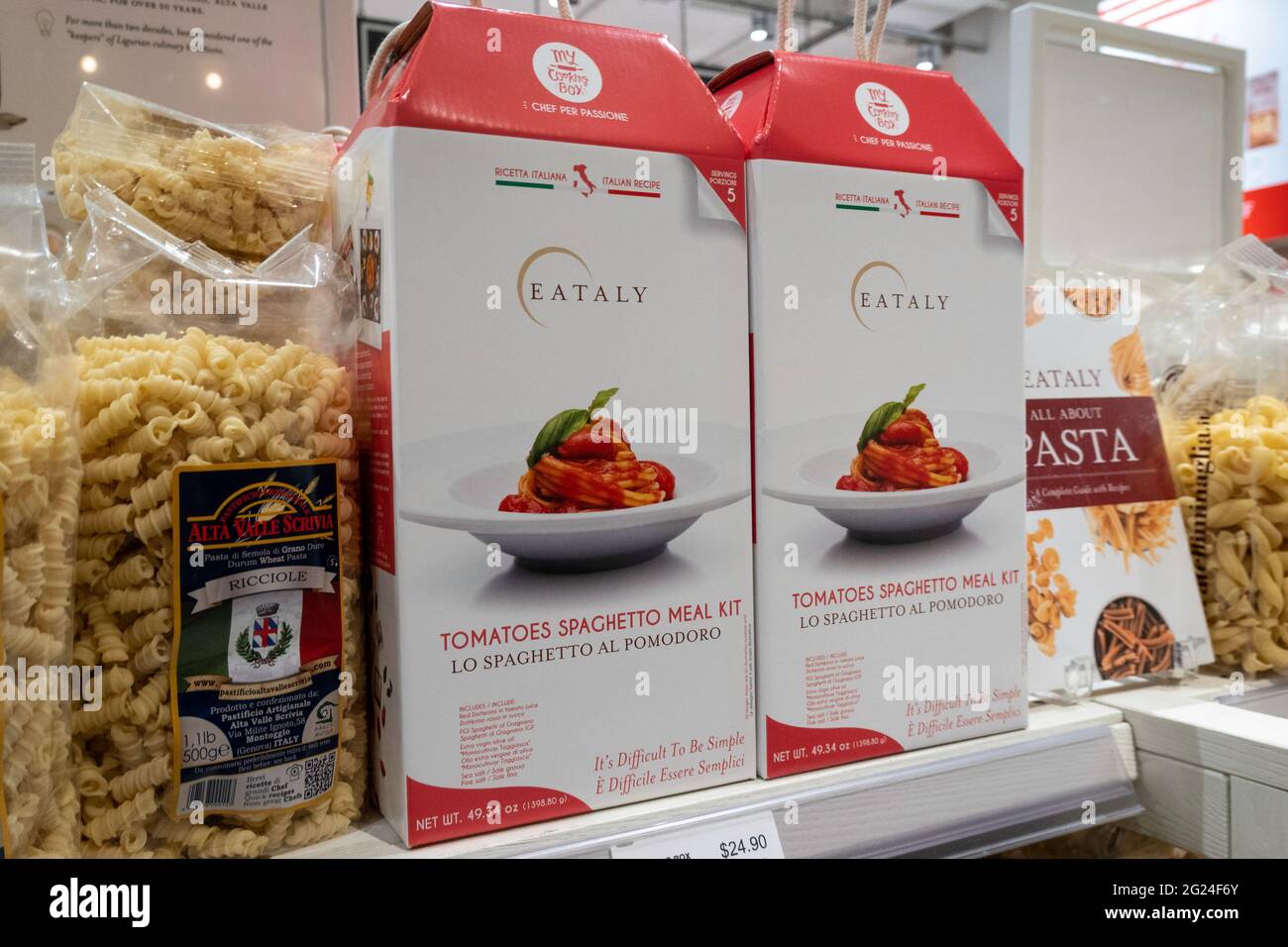 Eataly è una destinazione gastronomica italiana per lo shopping e i ristoranti a New York City, USA Foto Stock