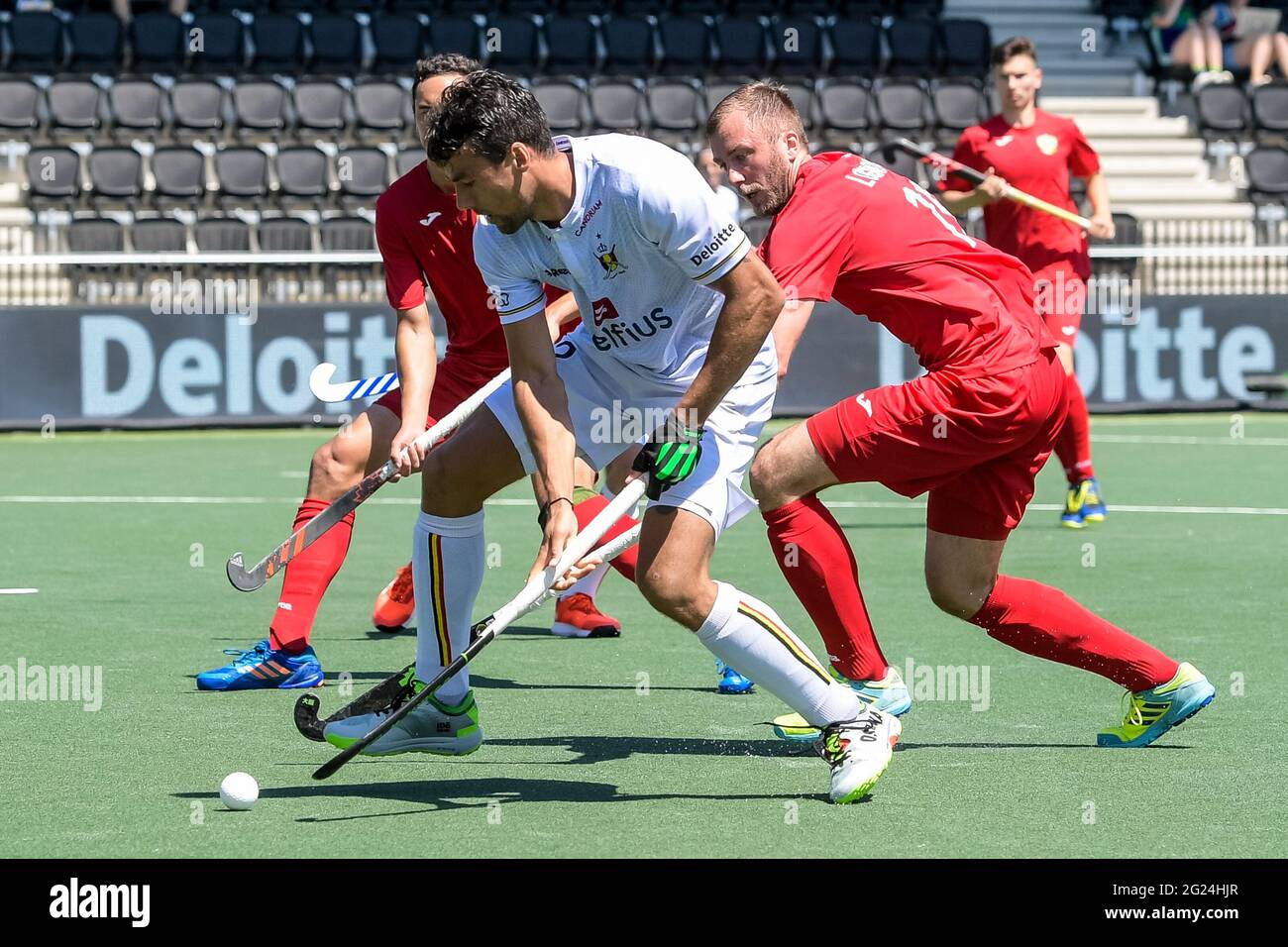 AMSTELVEEN, PAESI BASSI - 8 GIUGNO: Simon Gougnard del Belgio e Iaroslav Loginov della Russia durante la partita dei Campionati europei di Hockey tra Belgio e Russia allo stadio Wagener l'8 giugno 2021 ad Amstelveen, Paesi Bassi (Foto di Gerrit van Keulen/Orange Pictures BV/Alamy Live News) Foto Stock