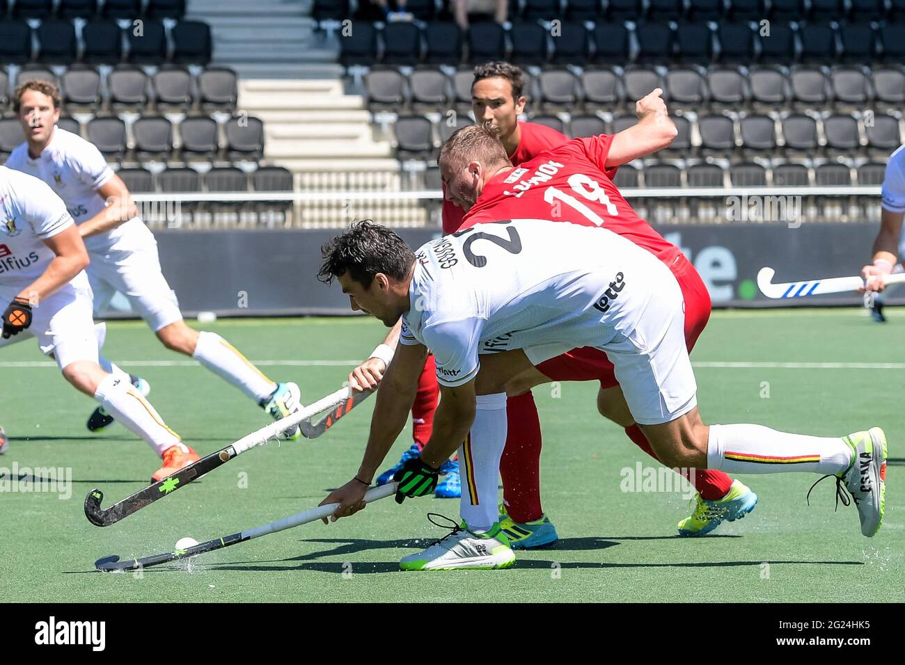 AMSTELVEEN, PAESI BASSI - 8 GIUGNO: Simon Gougnard del Belgio e Iaroslav Loginov della Russia durante la partita dei Campionati europei di Hockey tra Belgio e Russia allo stadio Wagener l'8 giugno 2021 ad Amstelveen, Paesi Bassi (Foto di Gerrit van Keulen/Orange Pictures BV/Alamy Live News) Foto Stock