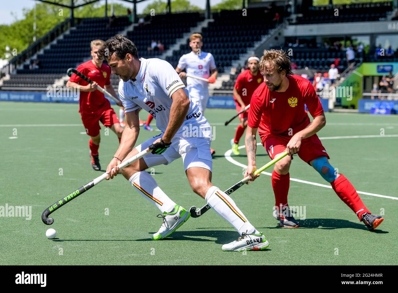 AMSTELVEEN, PAESI BASSI - 8 GIUGNO: Simon Gougnard del Belgio e Andrey Kuraev della Russia durante la partita dei Campionati europei di Hockey tra Belgio e Russia allo stadio Wagener l'8 giugno 2021 ad Amstelveen, Paesi Bassi (Foto di Gerrit van Keulen/Orange Pictures) Credit: Orange Pics BV/Alamy Live News Foto Stock