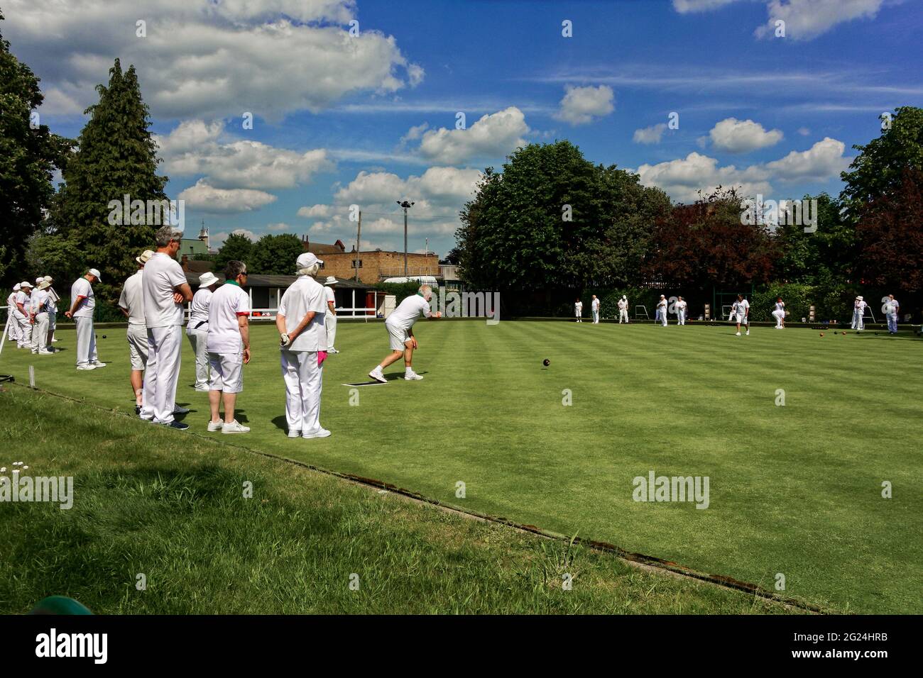 Una partita di bocce verdi della corona che si svolge nel Parco della Regina di Loughborough Foto Stock