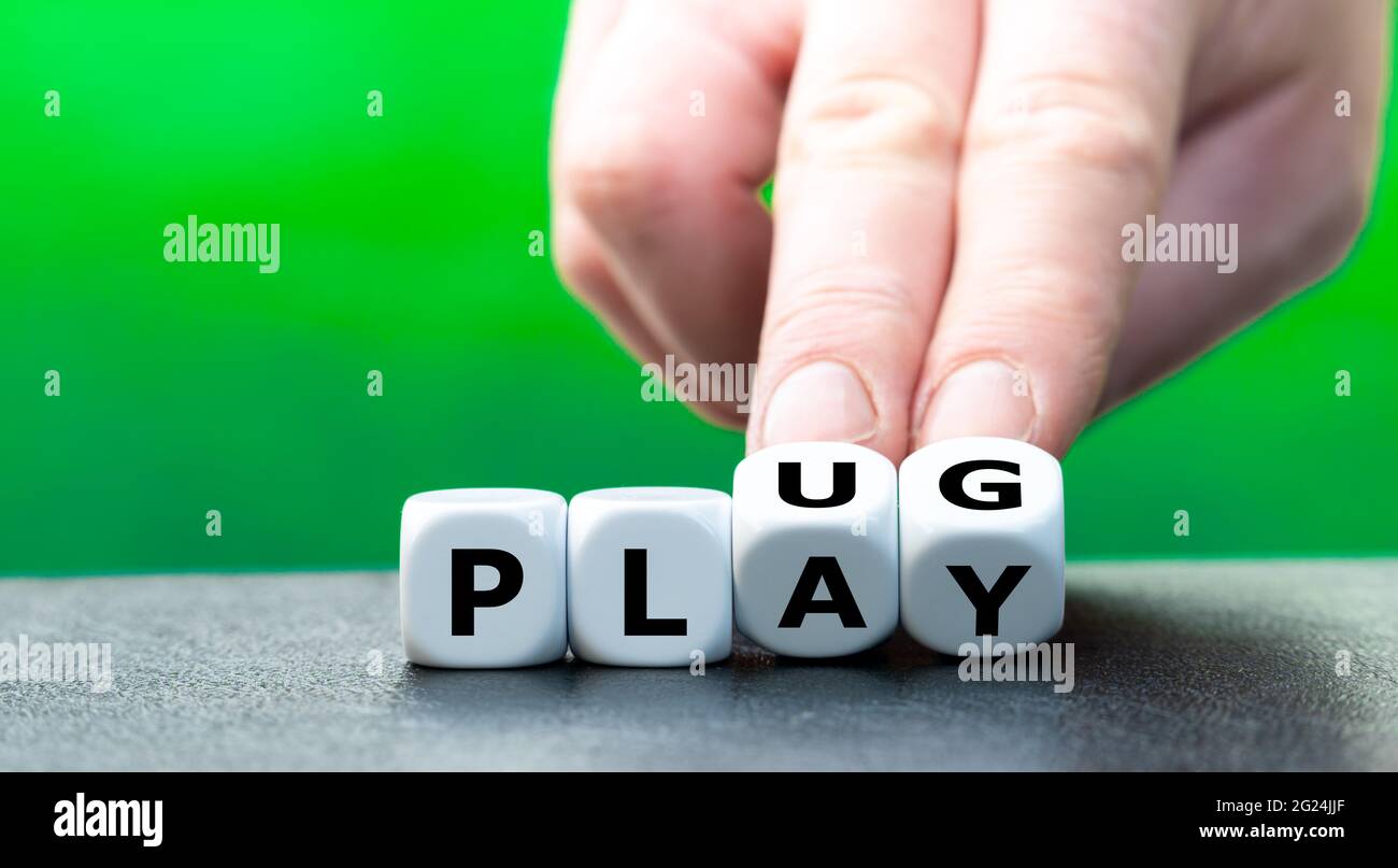 I dadi formano le parole 'plug' e 'play'. Foto Stock