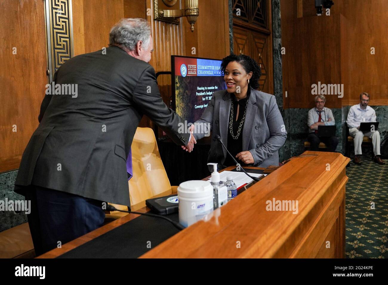 Washington, Stati Uniti. 8 giugno 2021. Il Direttore dell'Ufficio di Gestione e bilancio Shalanda Young (R) saluta il Sen. Tim Kaine (D-Va.) prima di un'audizione del Senato sul bilancio presso il Campidoglio degli Stati Uniti a Washington DC, martedì 8 giugno 2021. Foto in piscina di Greg Nash/UPI Credit: UPI/Alamy Live News Foto Stock