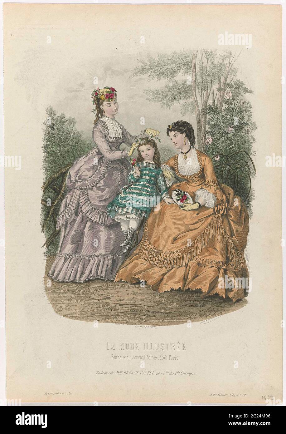 La Fashion Illustrée, 1869, n. 30: Toilette De Mme Breant-Castel (...). Due donne e una ragazza si siedono fuori. Una donna fa una corona di fiori nei capelli della ragazza. Secondo la didascalia: Ensemble di Bréant-Castel. Stampa dalla rivista la Mode Illustrée mode (1860-1937). Foto Stock