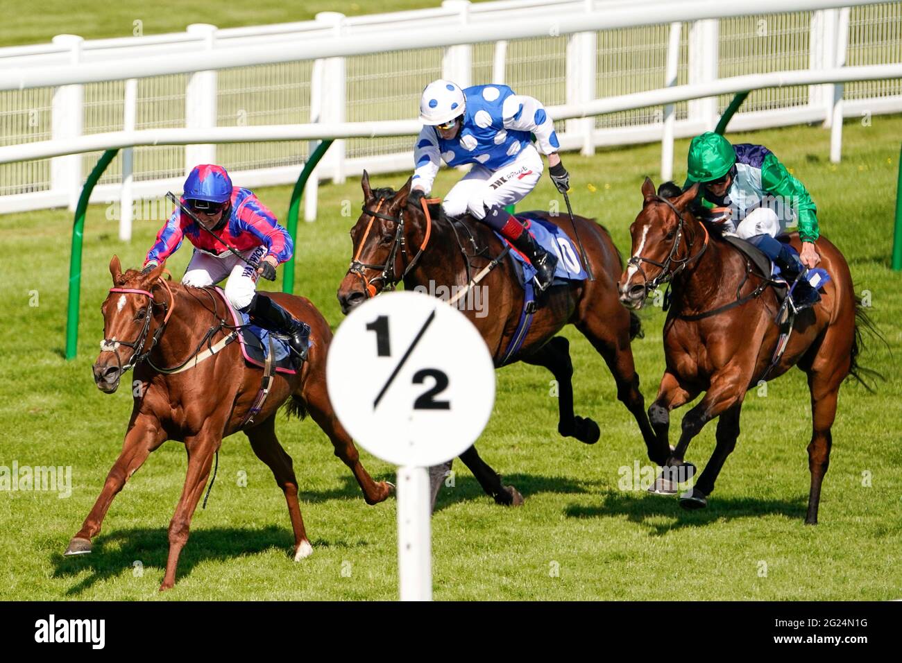 Decora guidato da Trevor Whelan (a sinistra) sulla loro strada per vincere il Segui MansionBet handicap all'Ippodromo di Salisbury. Data immagine: Martedì 8 giugno 2021. Foto Stock