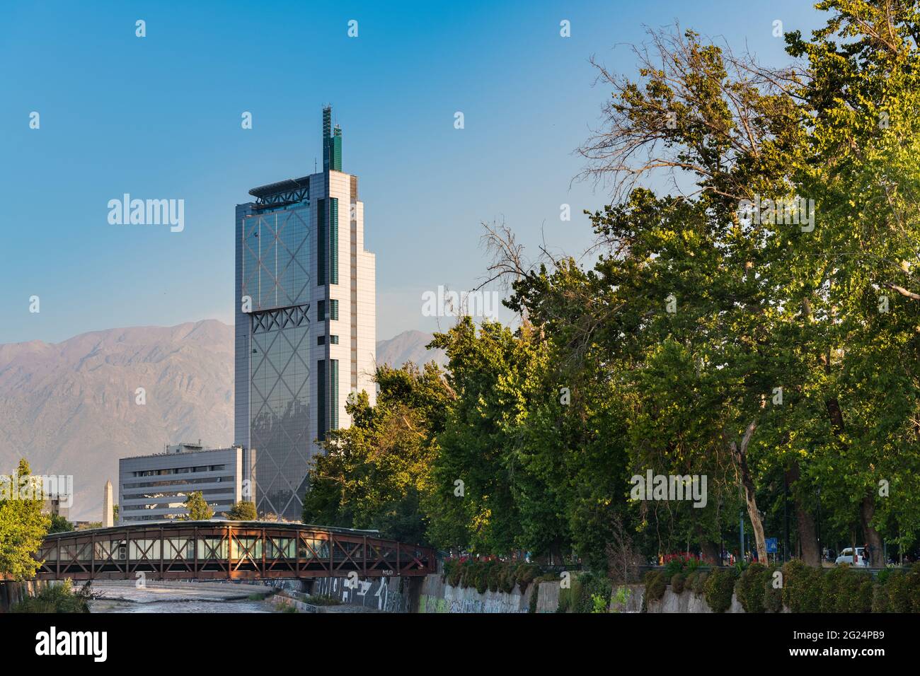 Santiago, Regione Metropolitana, Cile - il grattacielo di telefonica e il fiume Mapocho a Santiago del Cile Foto Stock